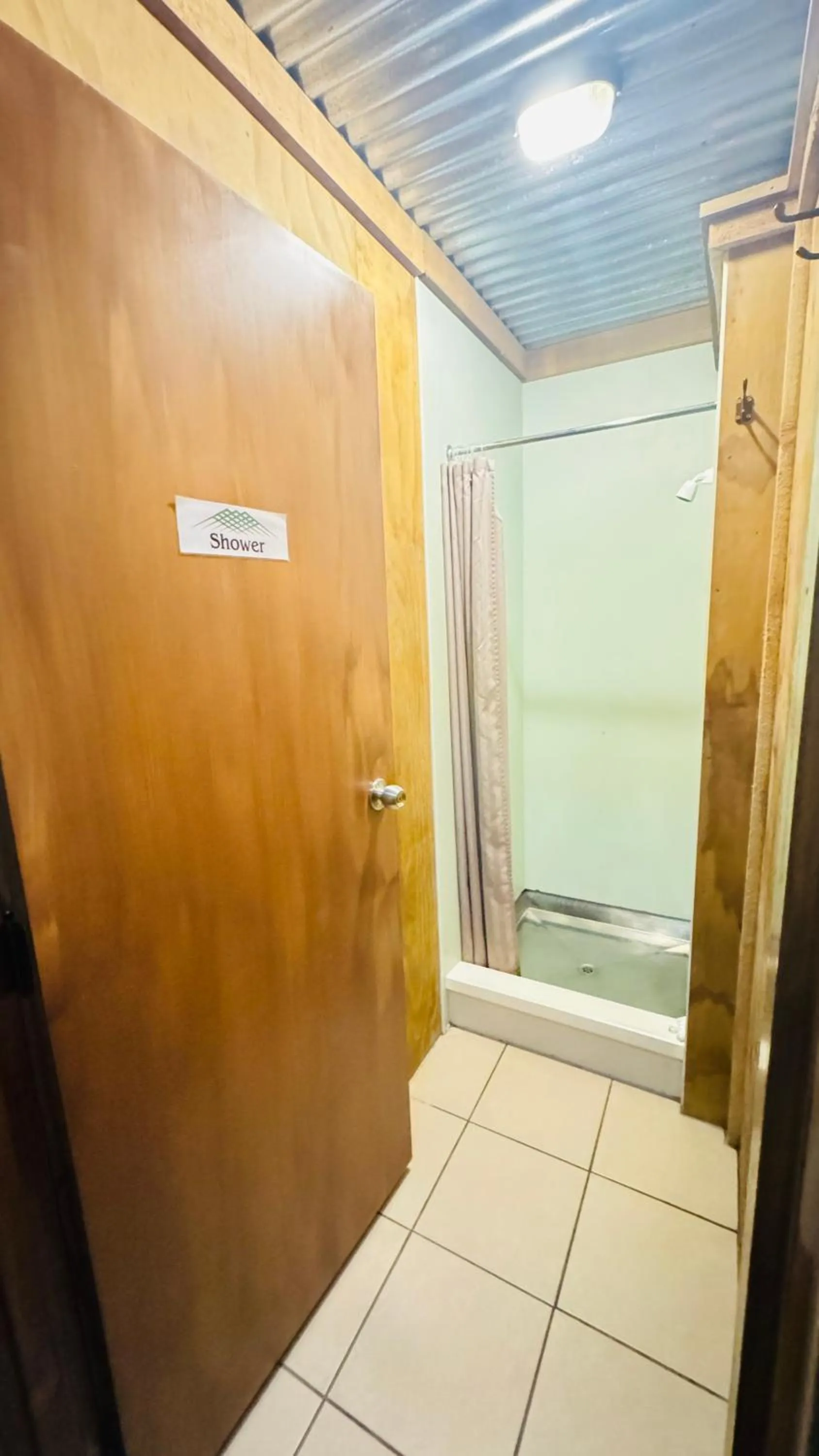 Shower in The Crossing Lodge & Backpackers