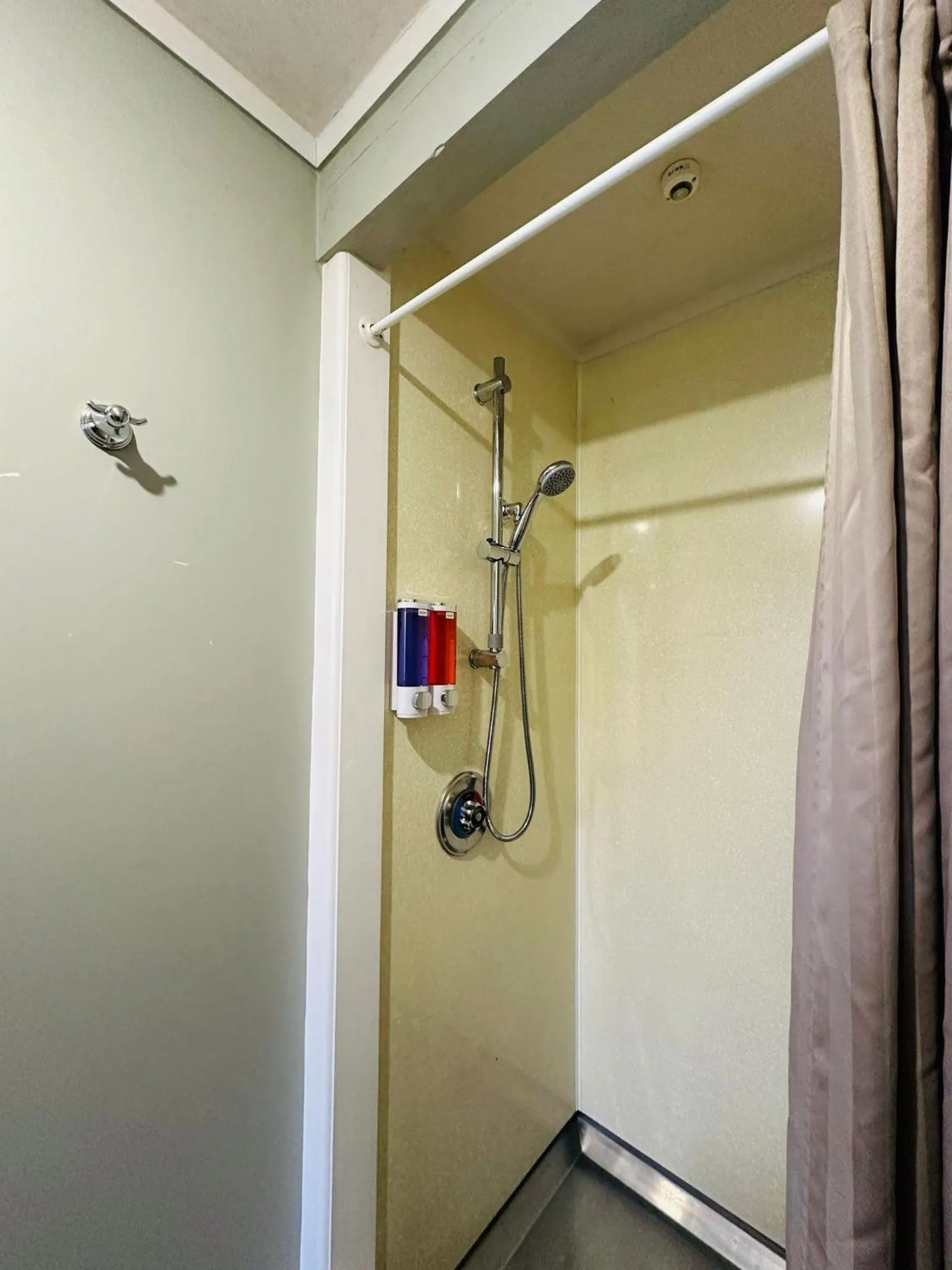 Shower in The Crossing Lodge & Backpackers