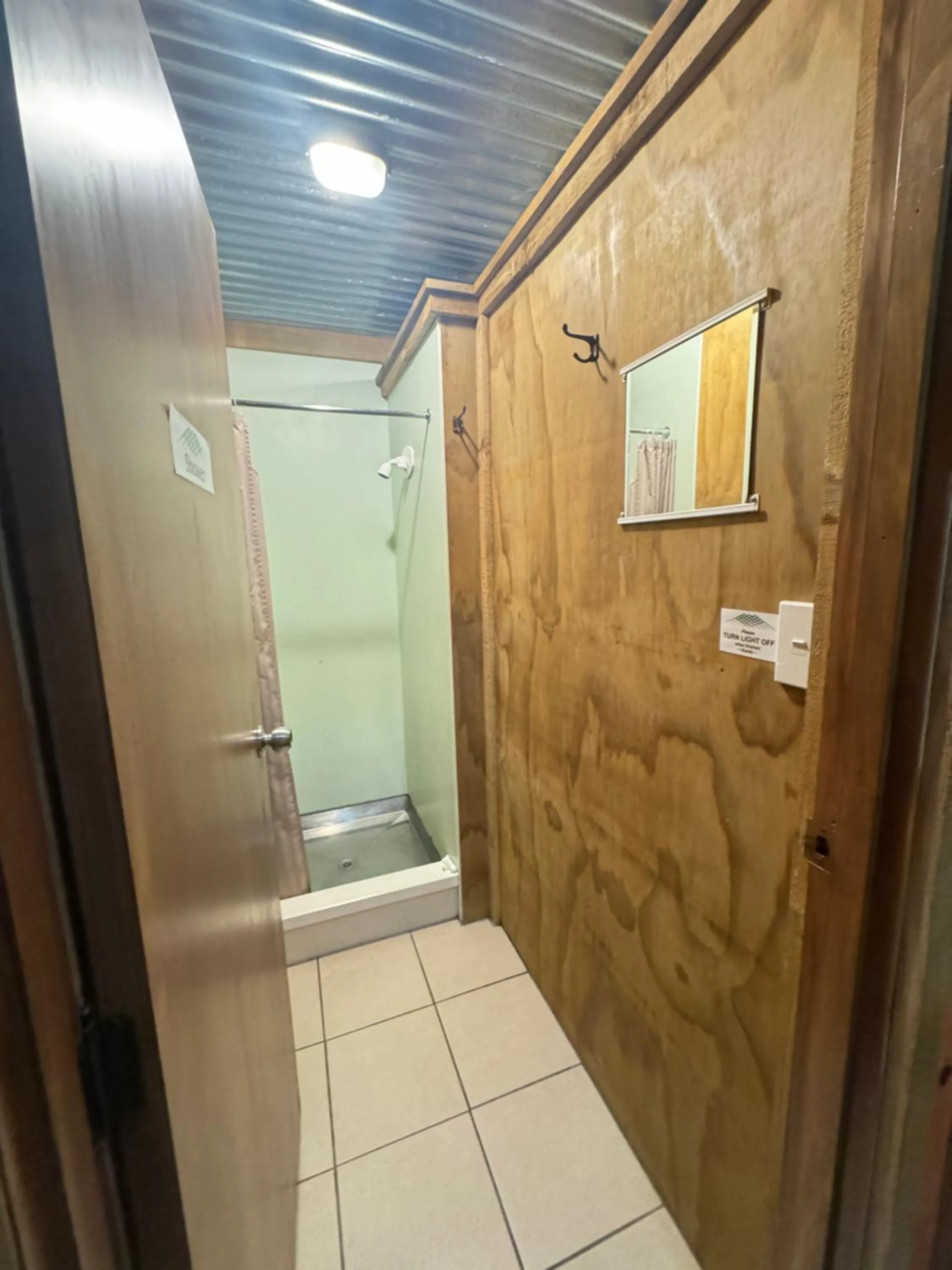 Shower in The Crossing Lodge & Backpackers