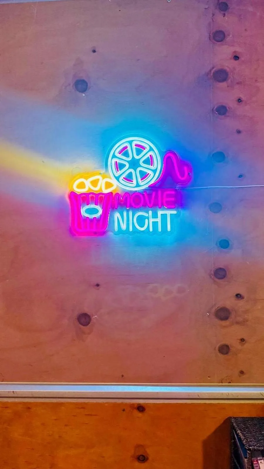 Communal lounge/ TV room in The Crossing Lodge & Backpackers