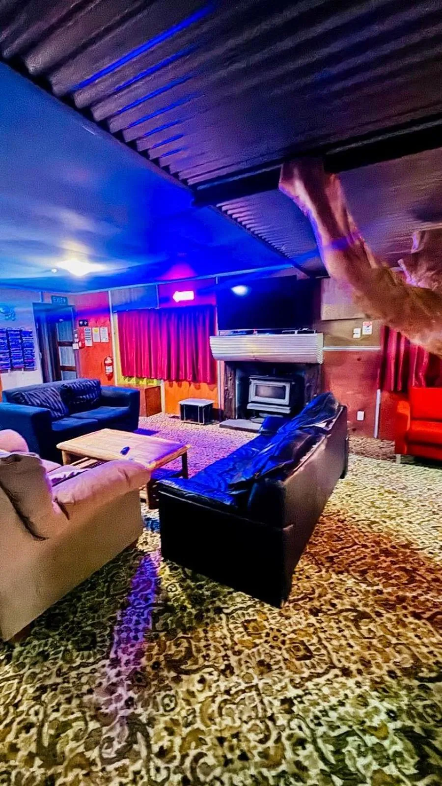 Communal lounge/ TV room in The Crossing Lodge & Backpackers