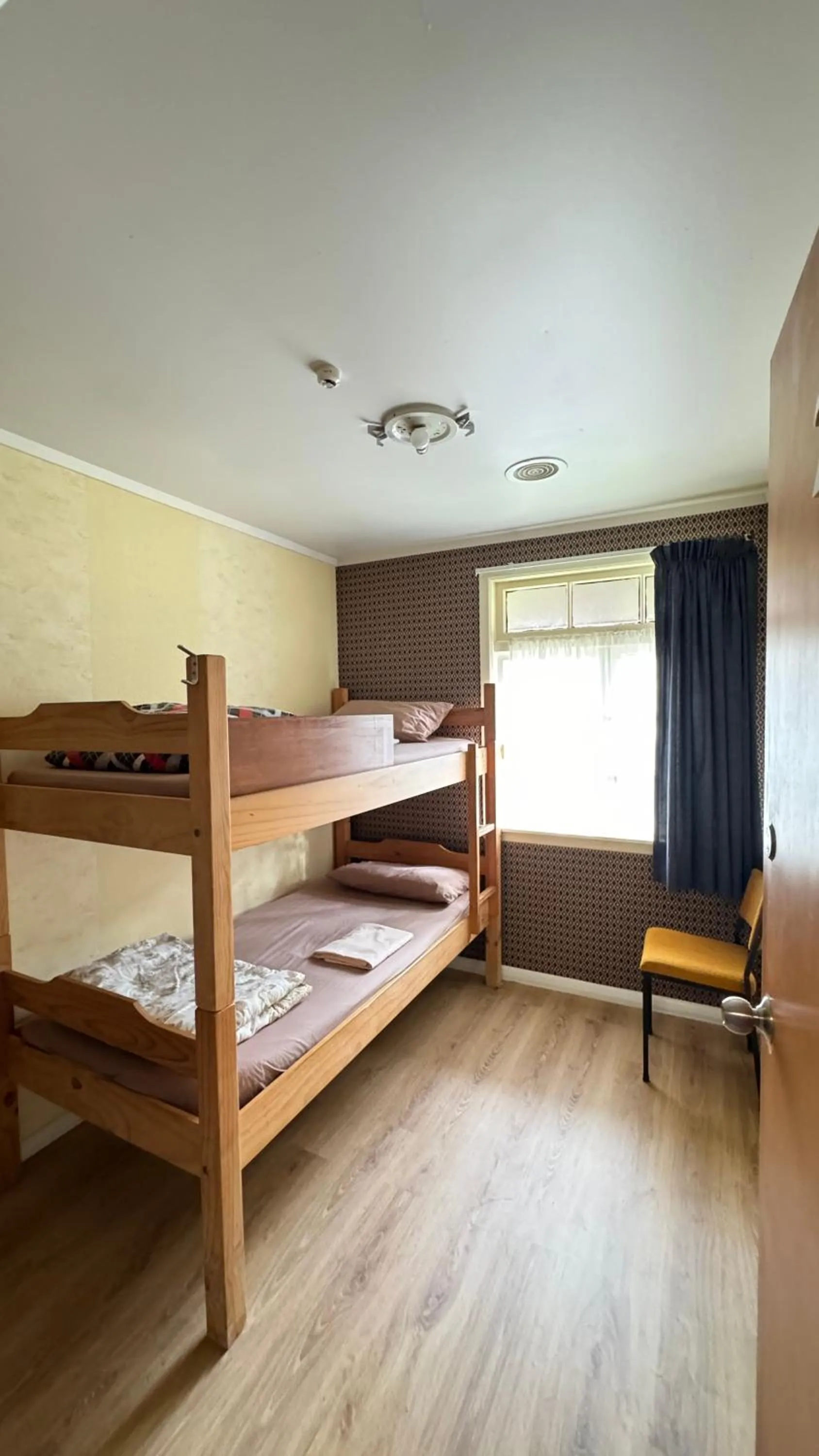 Photo of the whole room, Bed in The Crossing Lodge & Backpackers