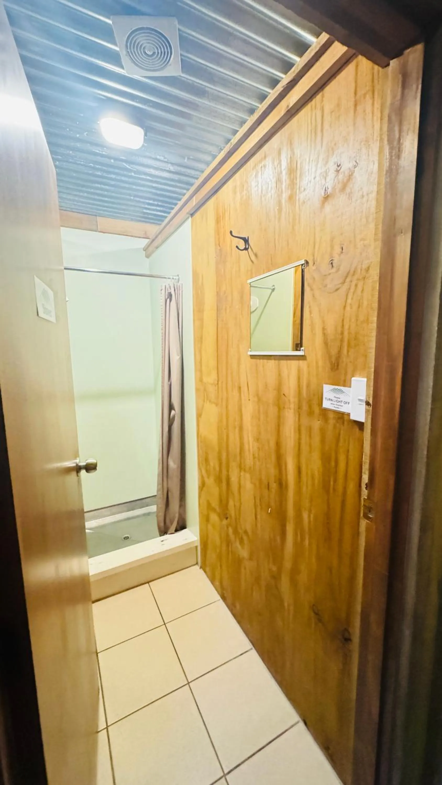 Shower in The Crossing Lodge & Backpackers