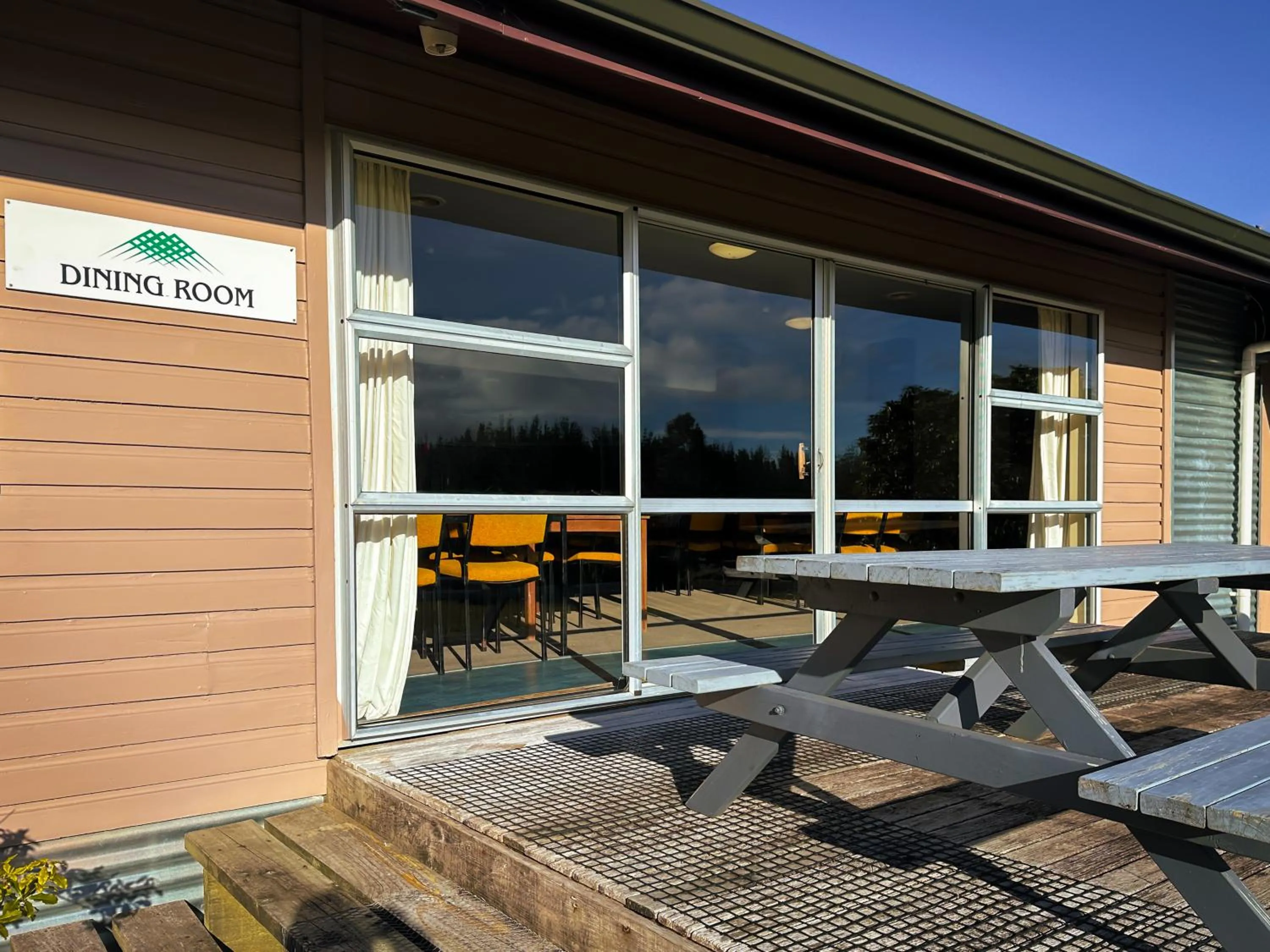 Patio in The Crossing Lodge & Backpackers