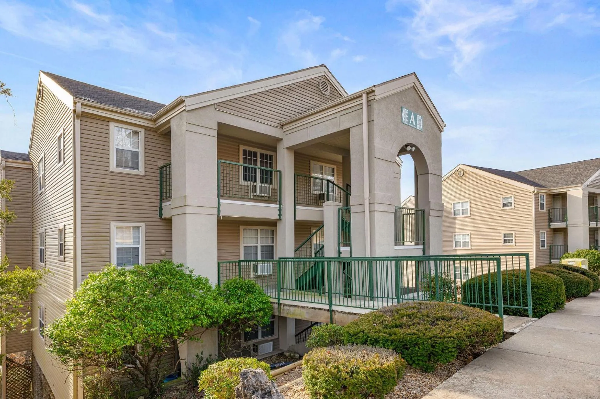 Cozy Top Floor 2BR Condo with View and Amenities!!