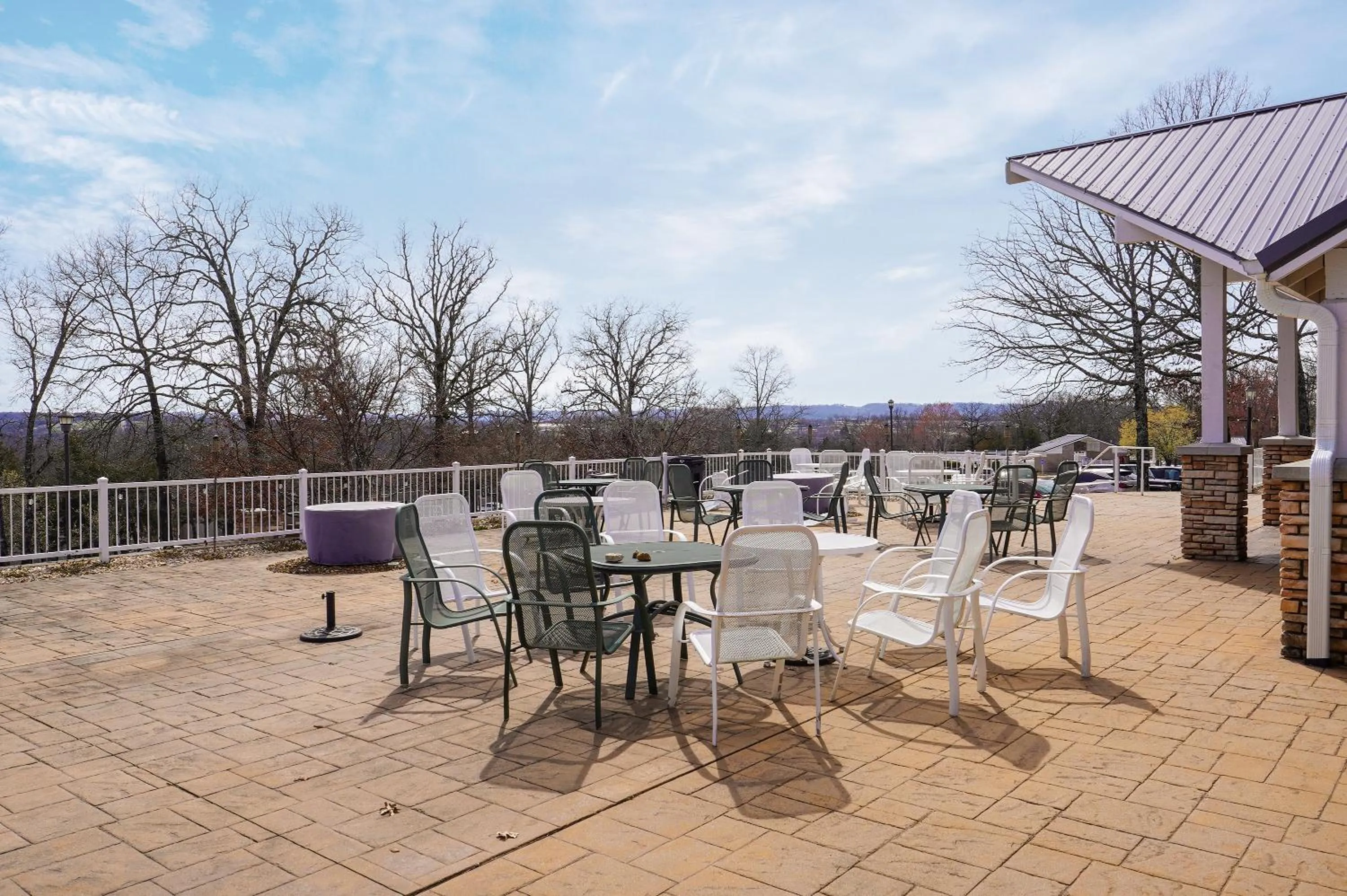 Cozy Top Floor 2BR Condo with View and Amenities!!