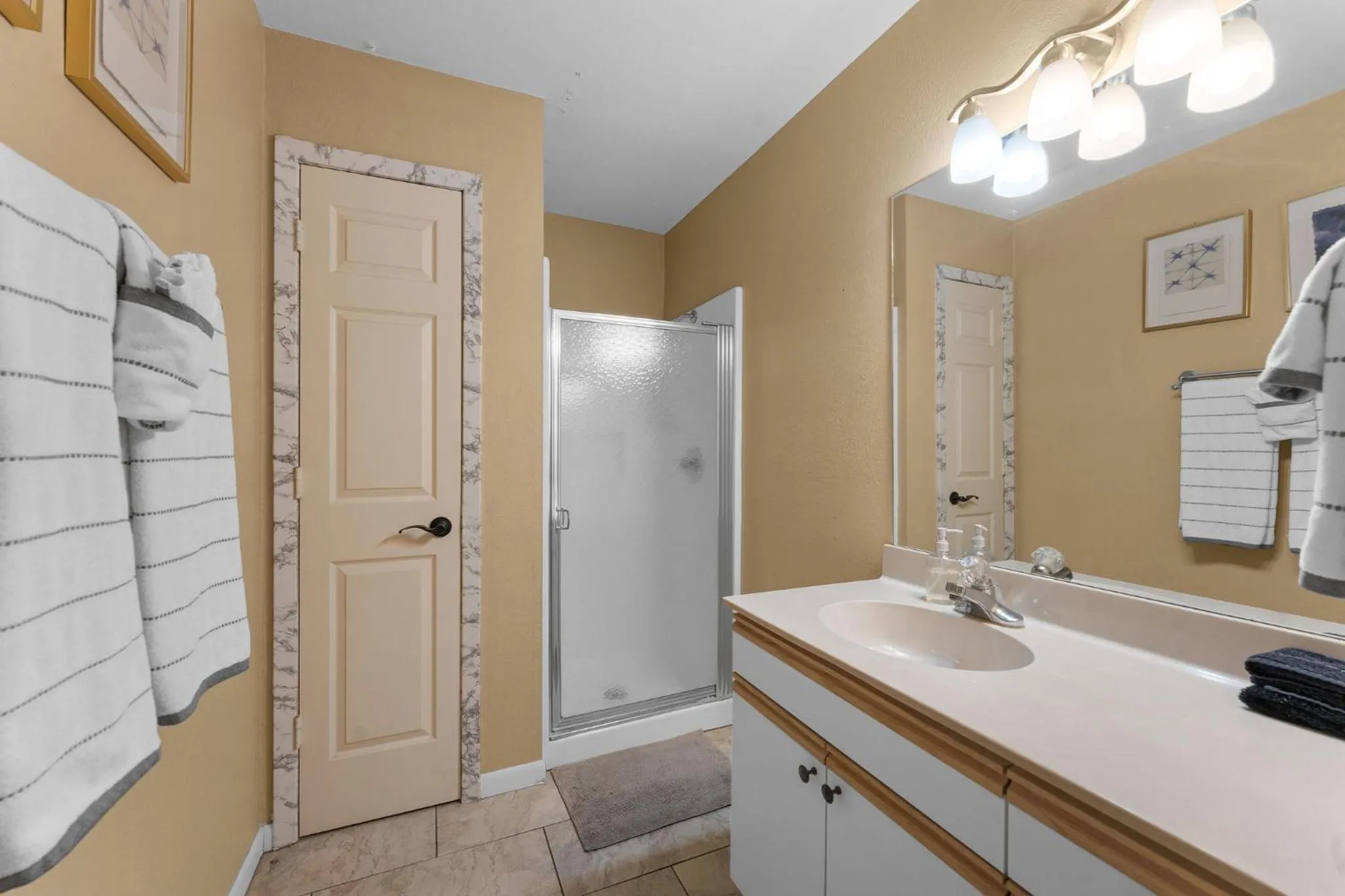 Cozy Top Floor 2BR Condo with View and Amenities!!