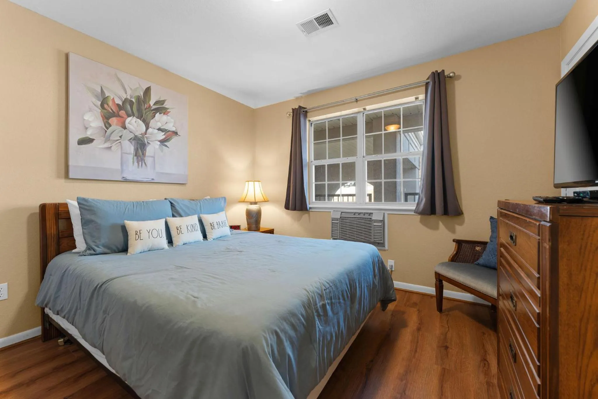 Bed in Cozy Top Floor 2BR Condo with View and Amenities!!