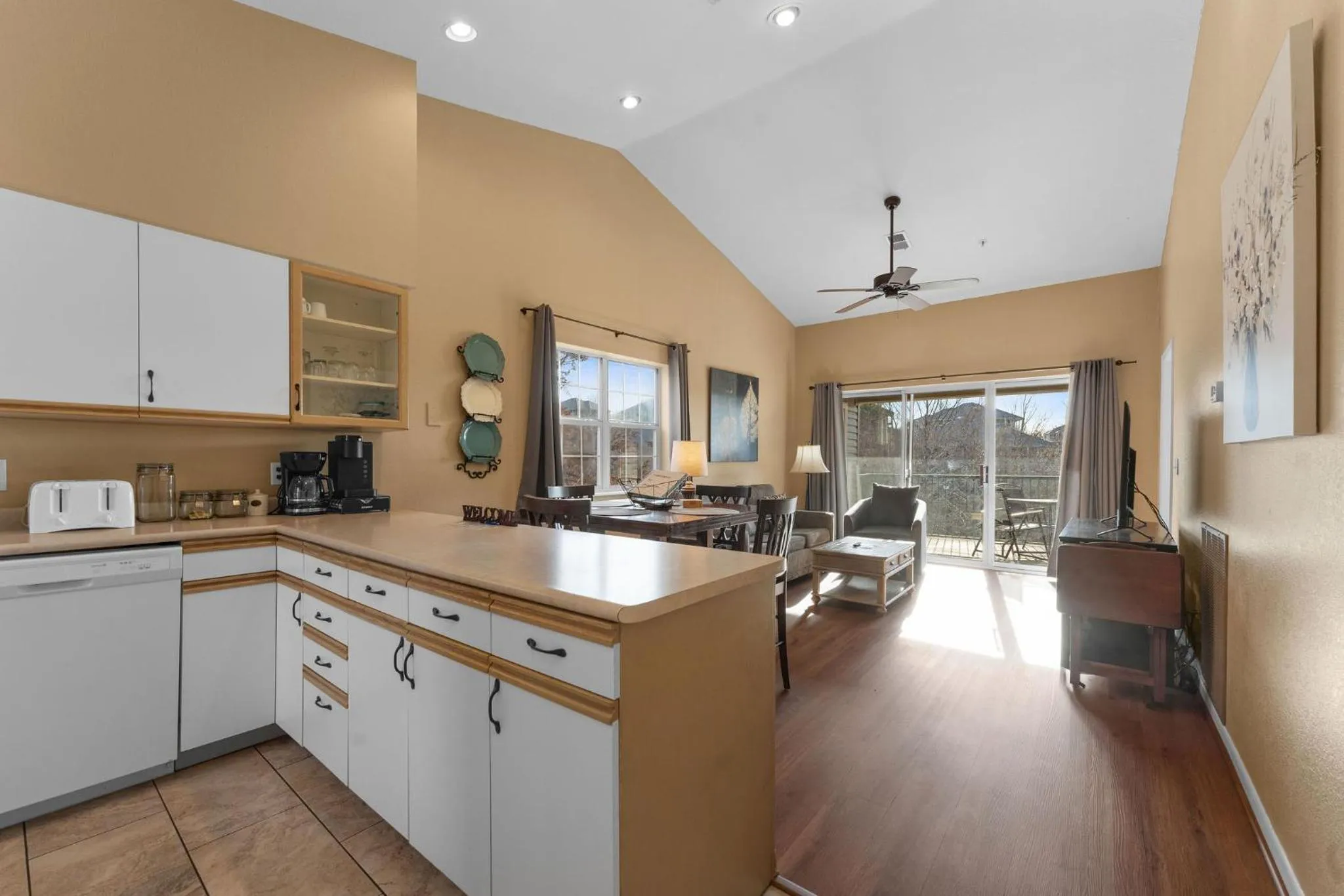 Cozy Top Floor 2BR Condo with View and Amenities!!