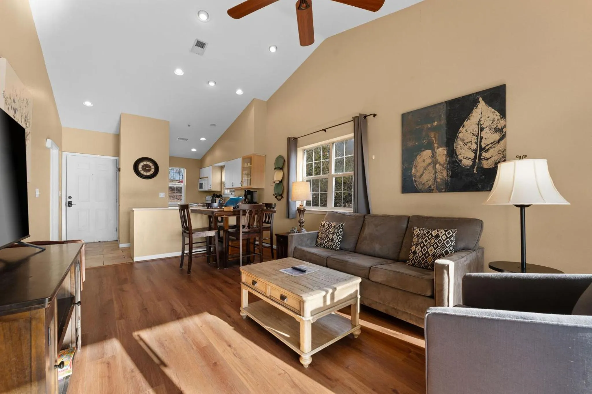 Cozy Top Floor 2BR Condo with View and Amenities!!