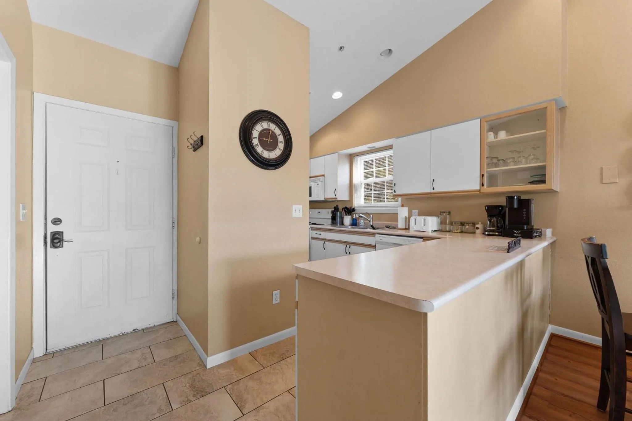 Cozy Top Floor 2BR Condo with View and Amenities!!