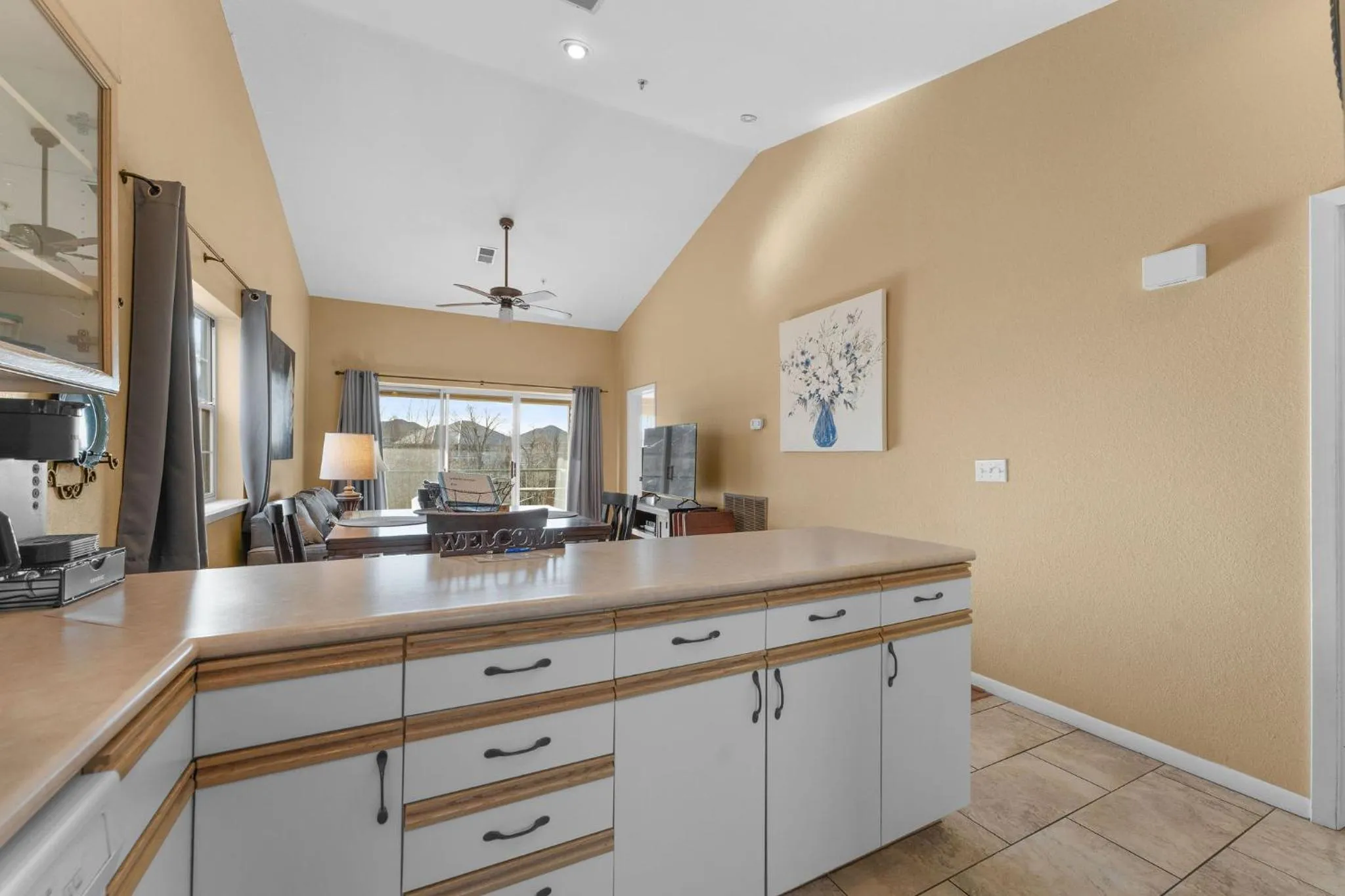 Cozy Top Floor 2BR Condo with View and Amenities!!