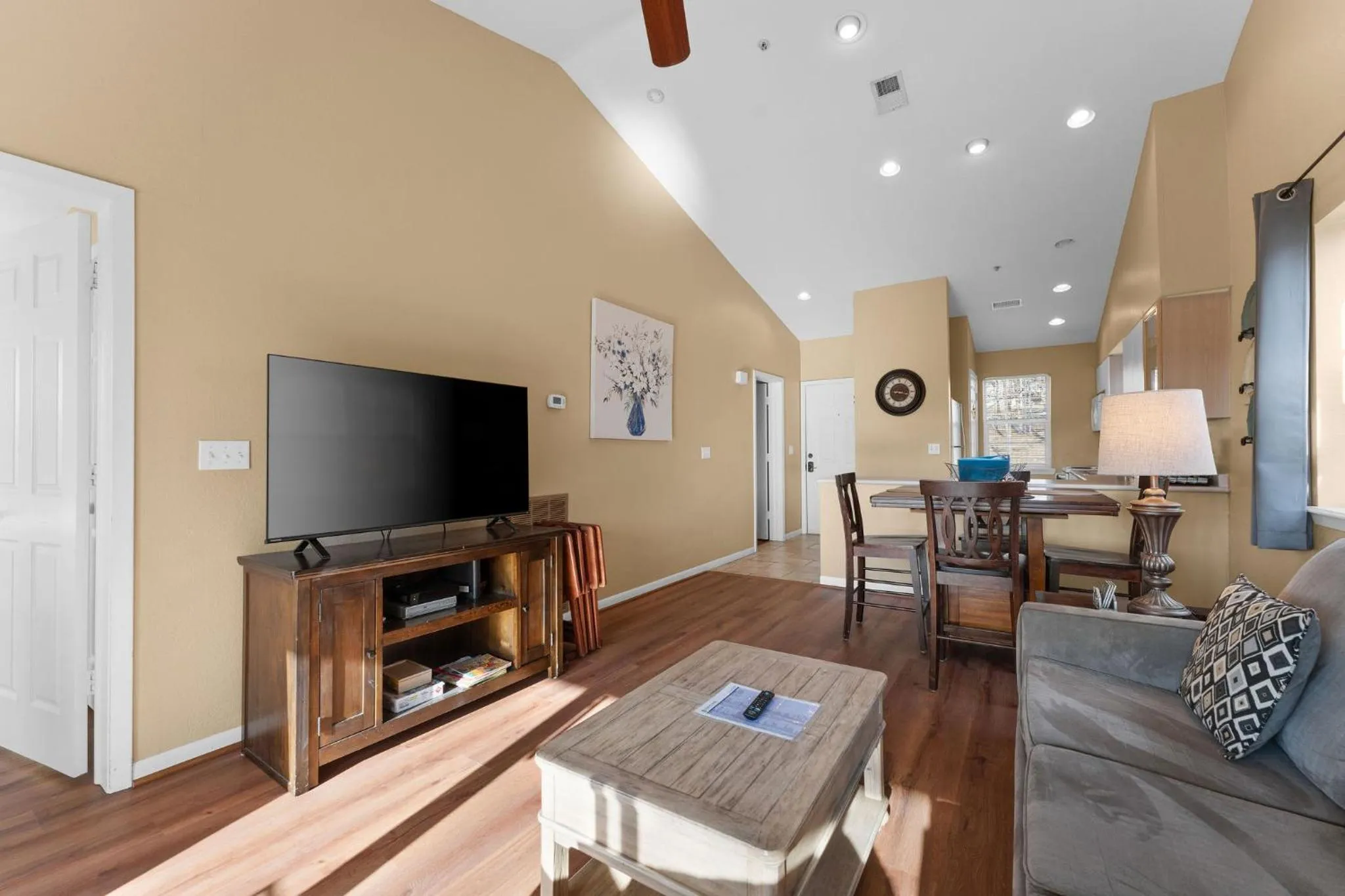 Cozy Top Floor 2BR Condo with View and Amenities!!