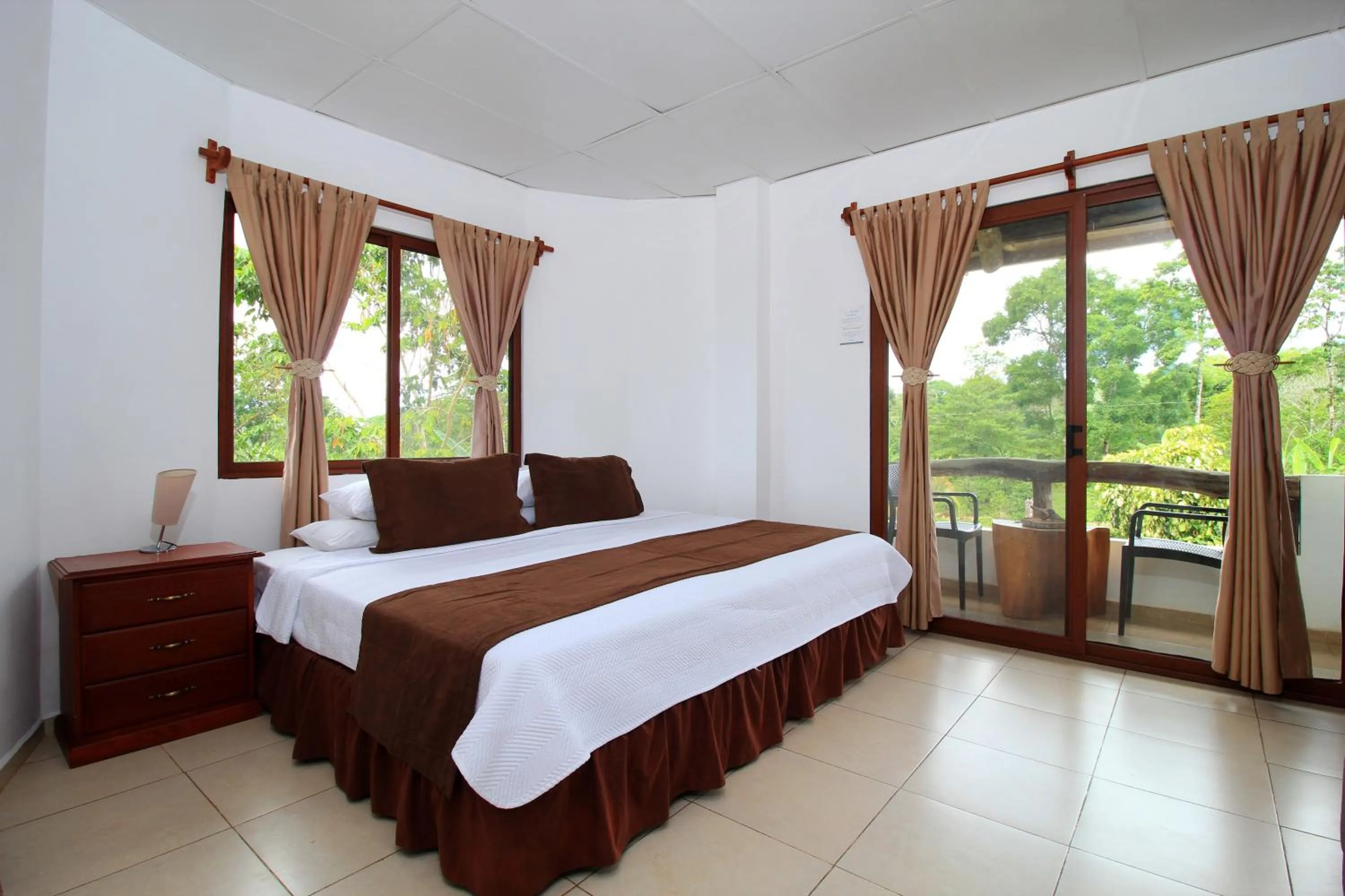 Photo of the whole room, Bed in Natura Gardens Galápagos