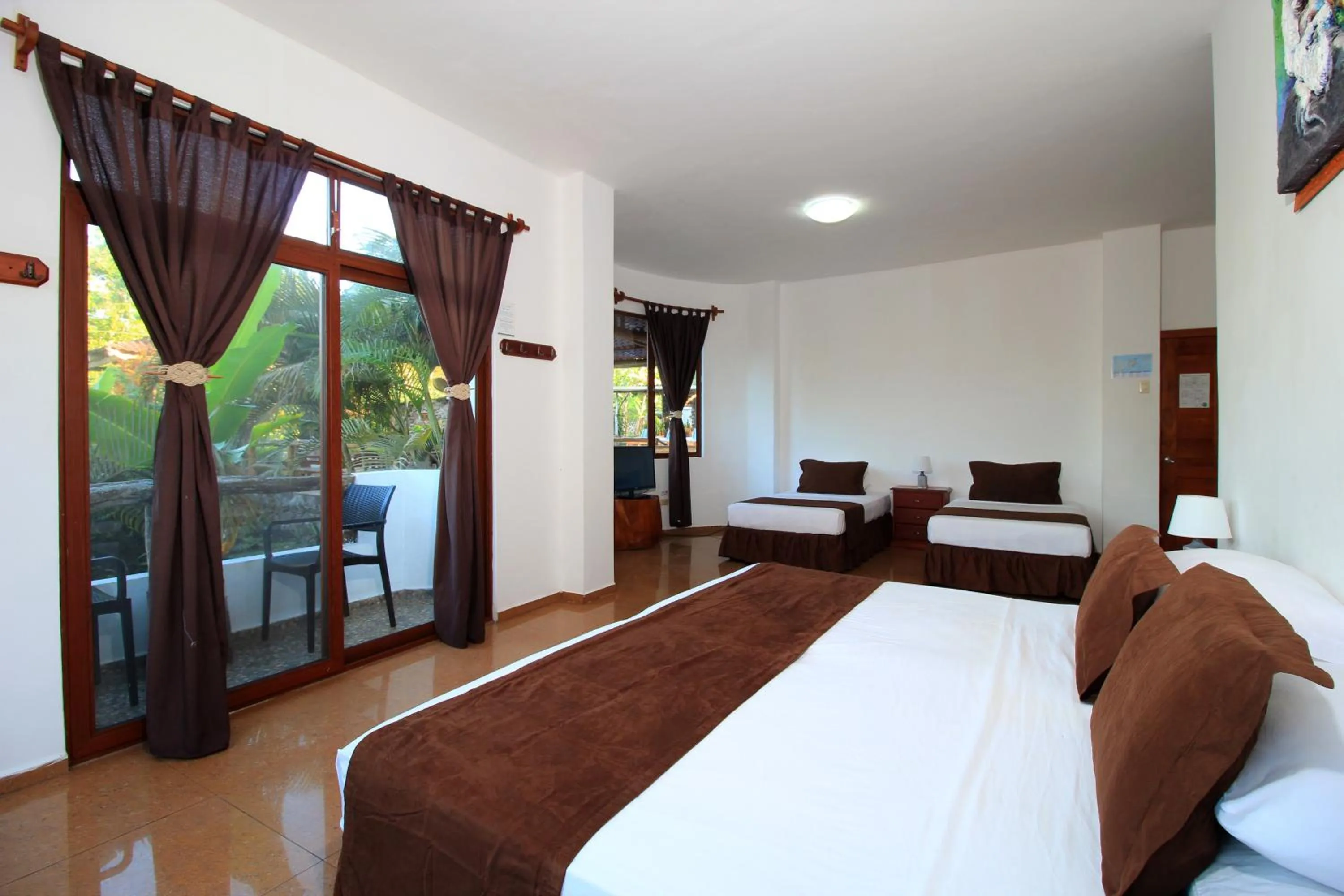 Photo of the whole room, Bed in Natura Gardens Galápagos