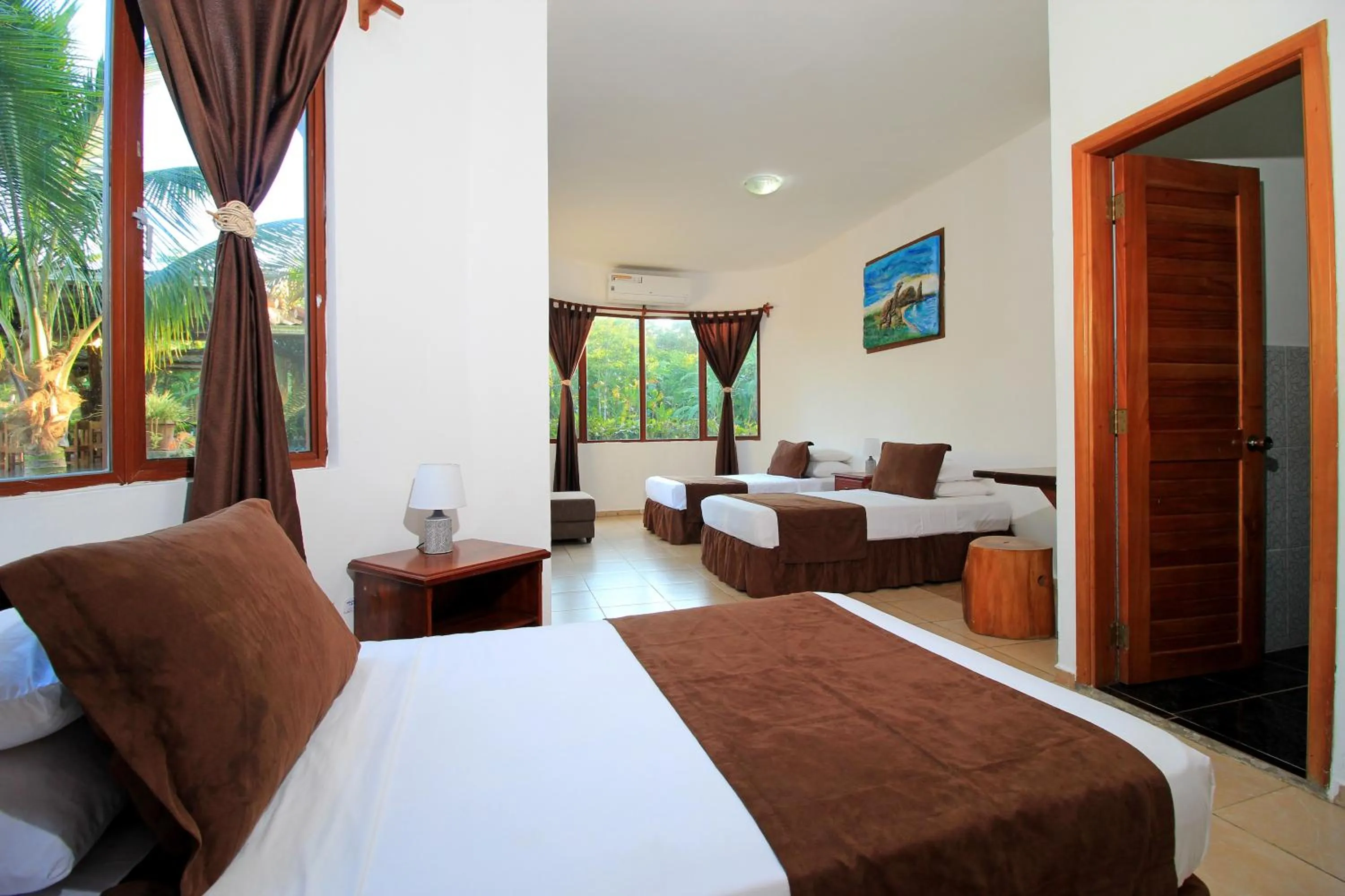 Photo of the whole room, Bed in Natura Gardens Galápagos