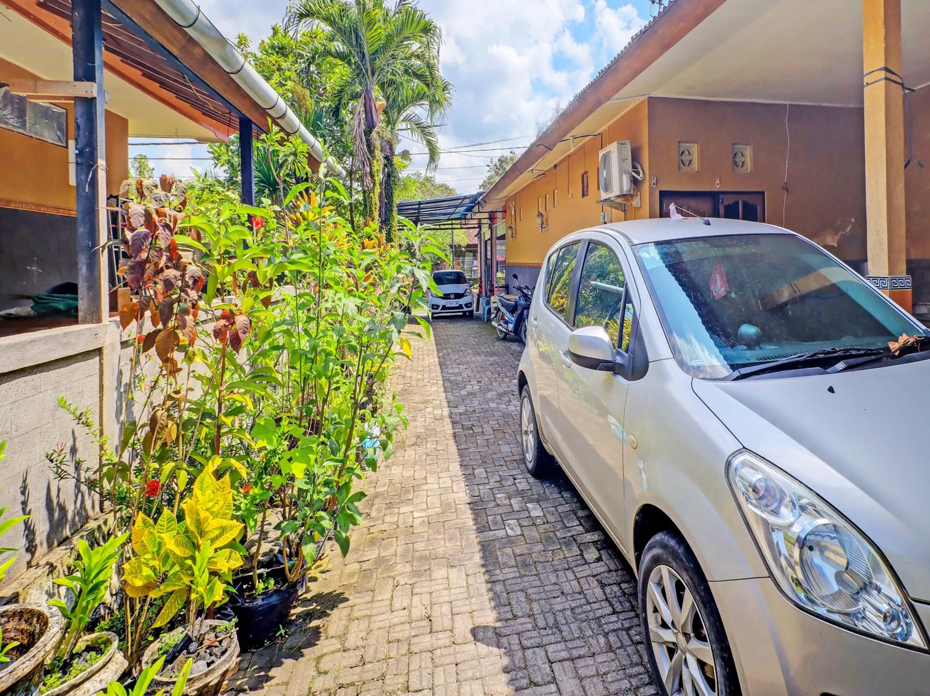 Parking in Hotel O Sekar Jagat Near Pantai Baluk Rening