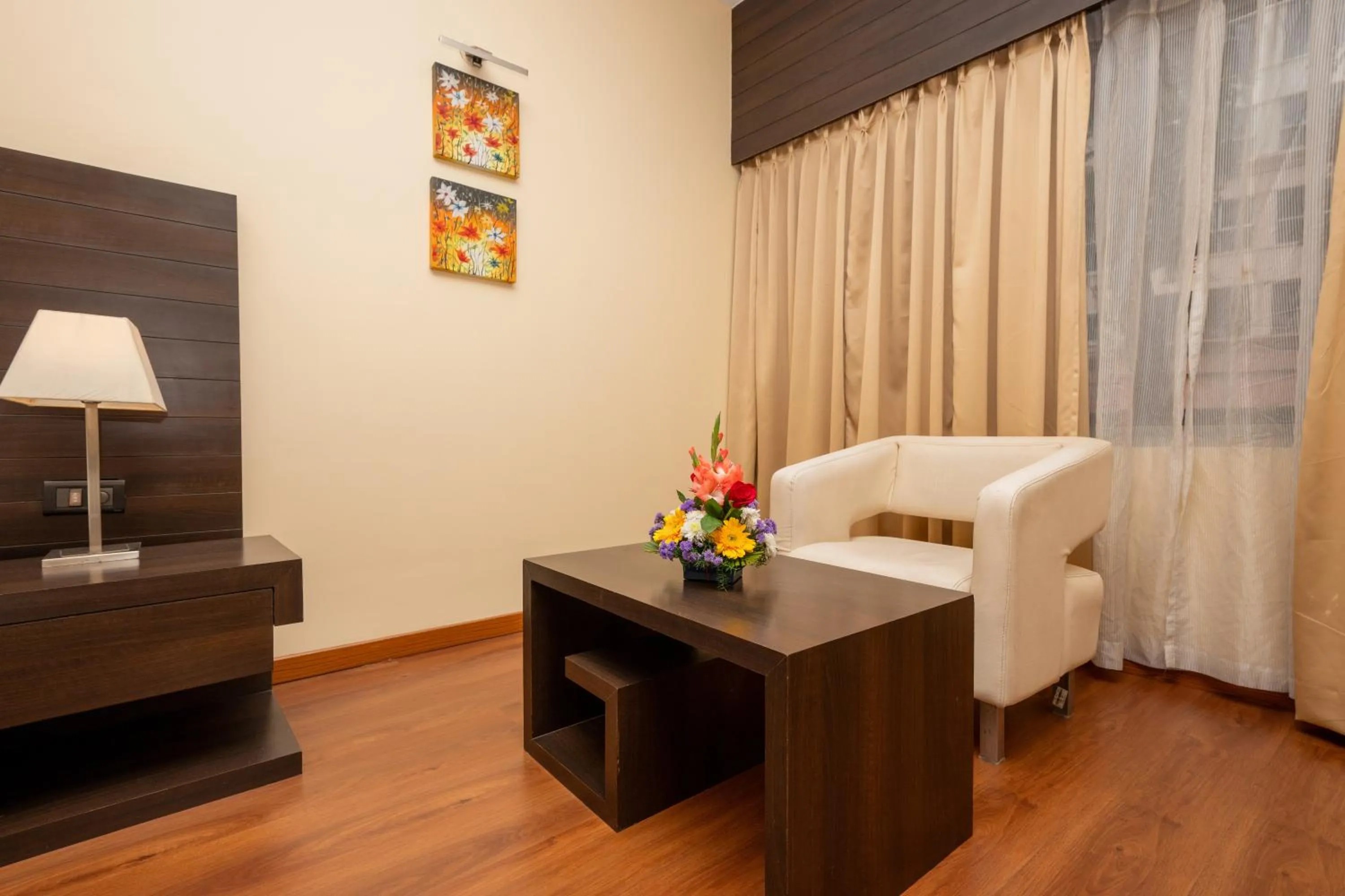 Seating area, Bed in THE WOODROSE