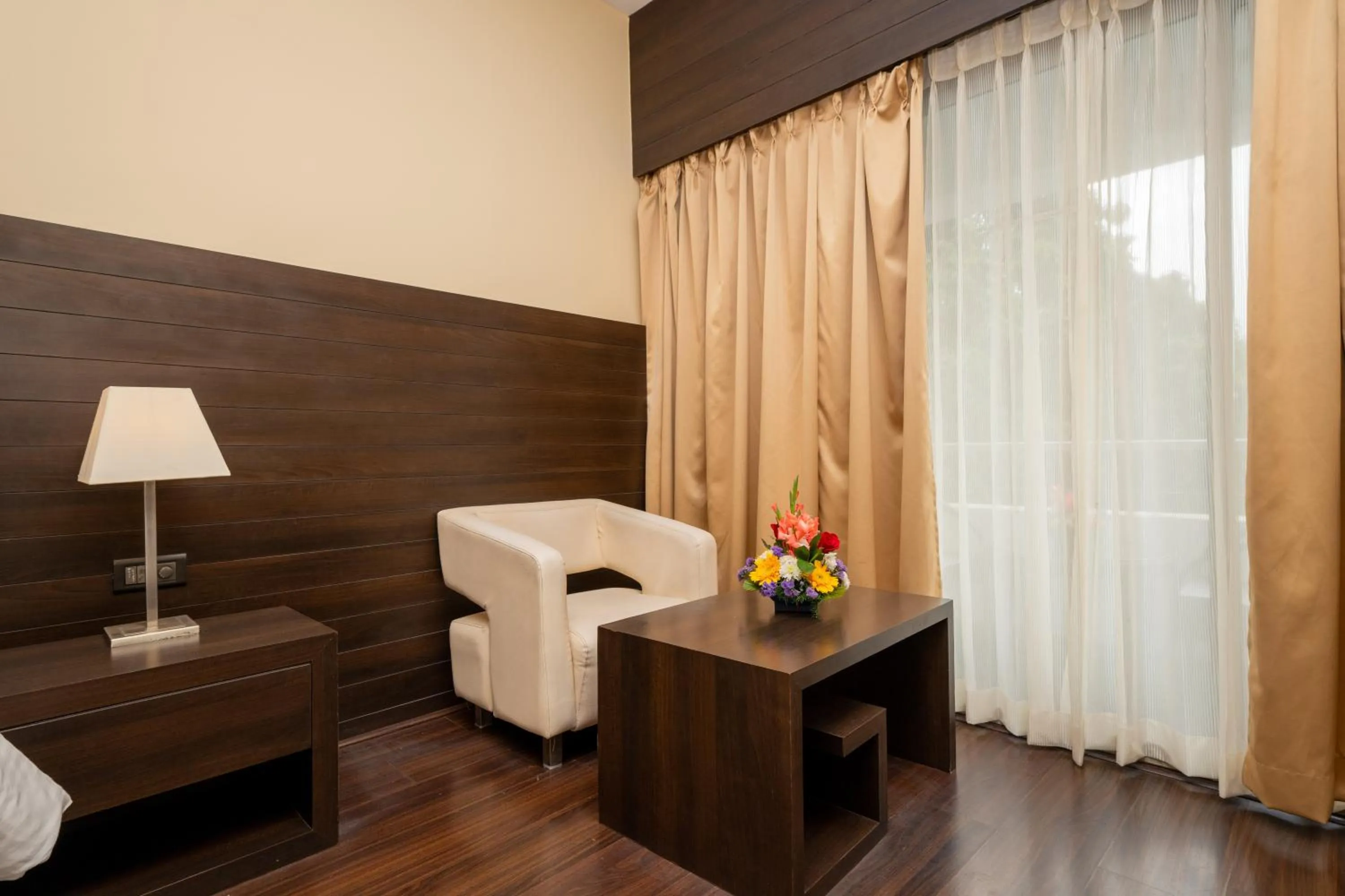 Seating area, Bed in THE WOODROSE