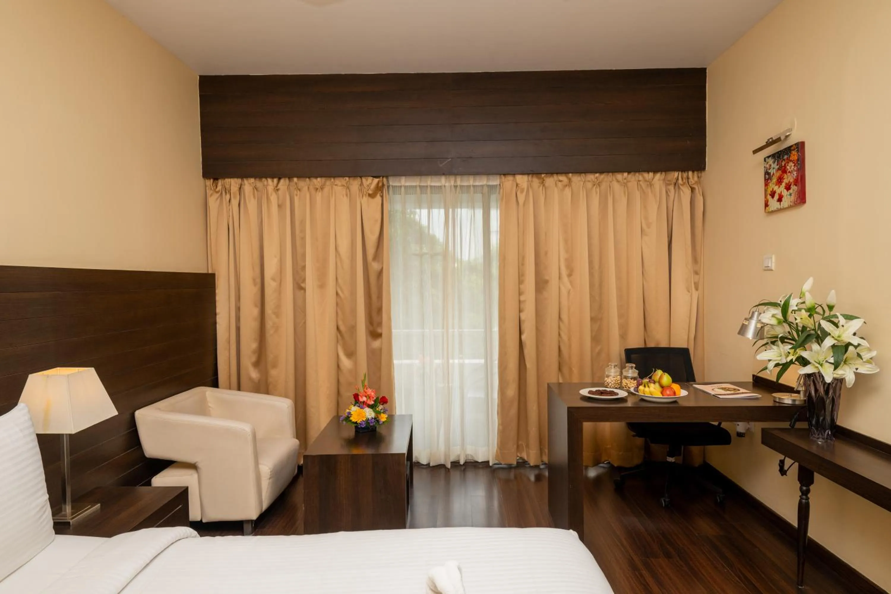 Seating area, Bed in THE WOODROSE