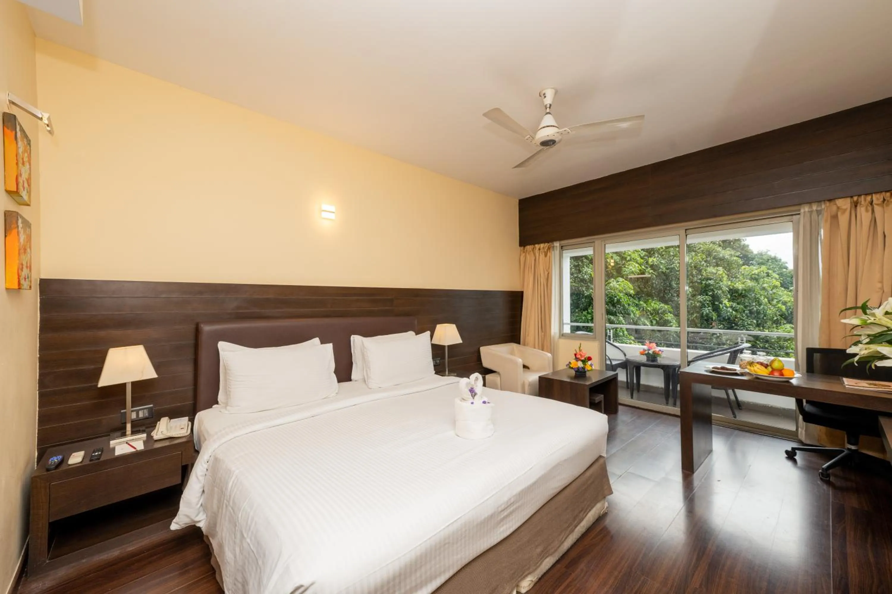 Photo of the whole room, Bed in THE WOODROSE