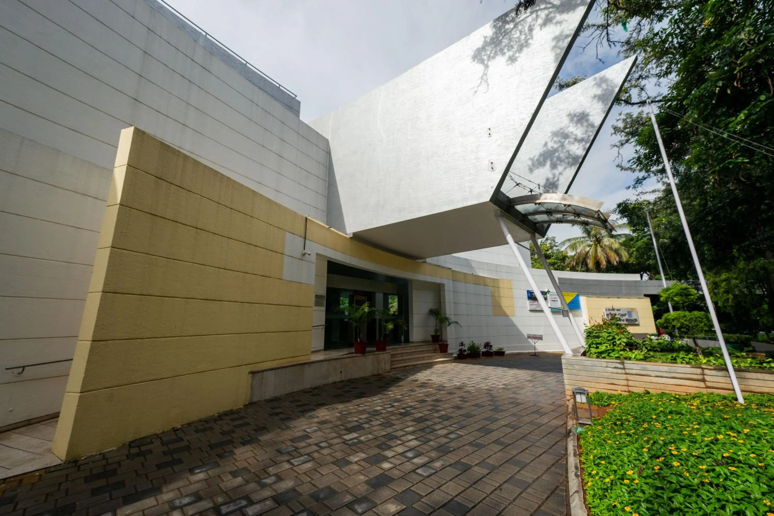 Facade/entrance in THE WOODROSE