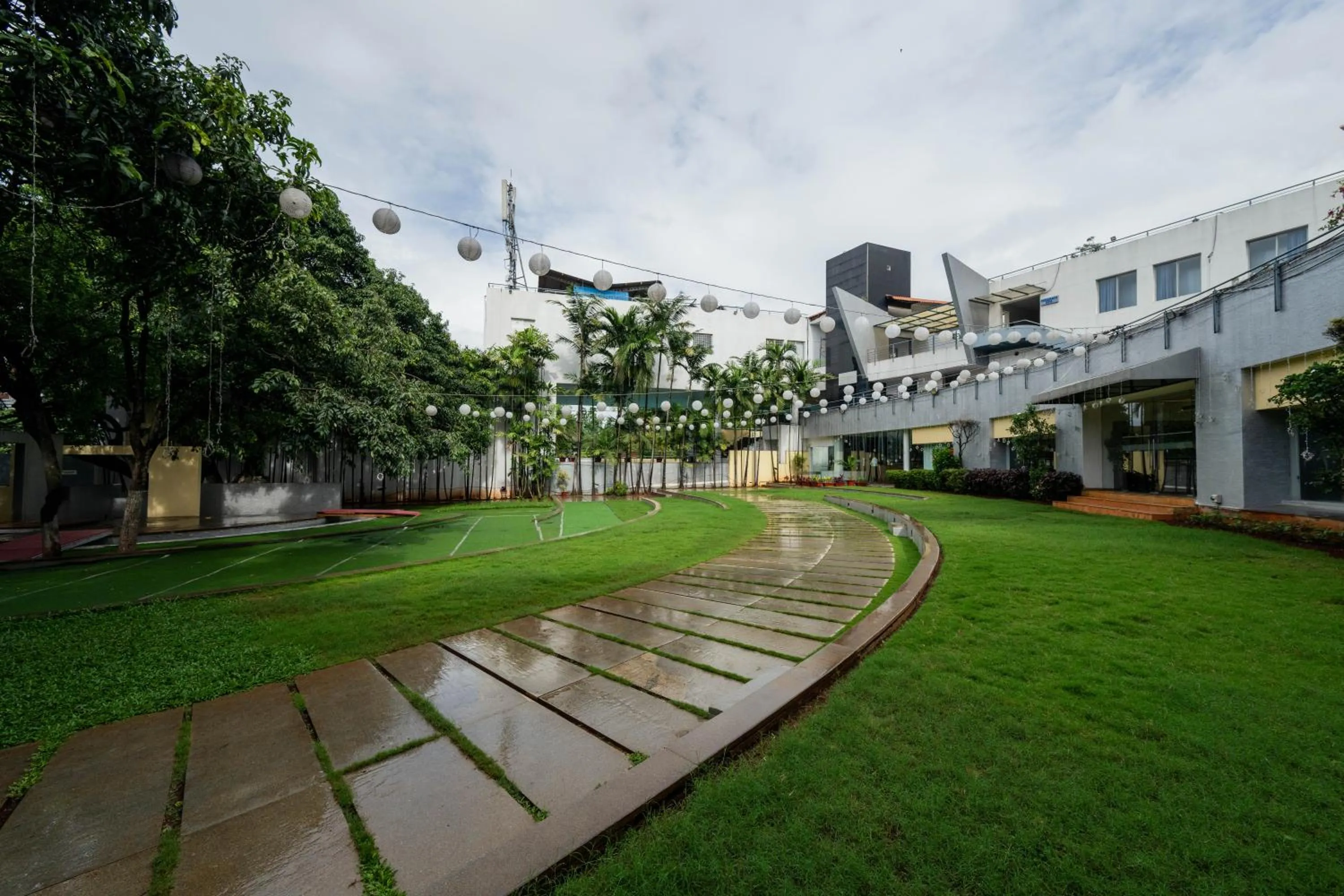 Garden view in THE WOODROSE