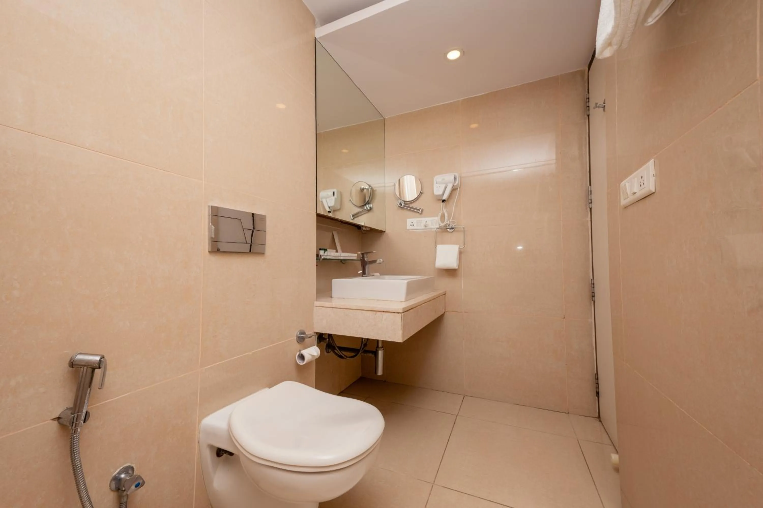 Toilet in THE WOODROSE