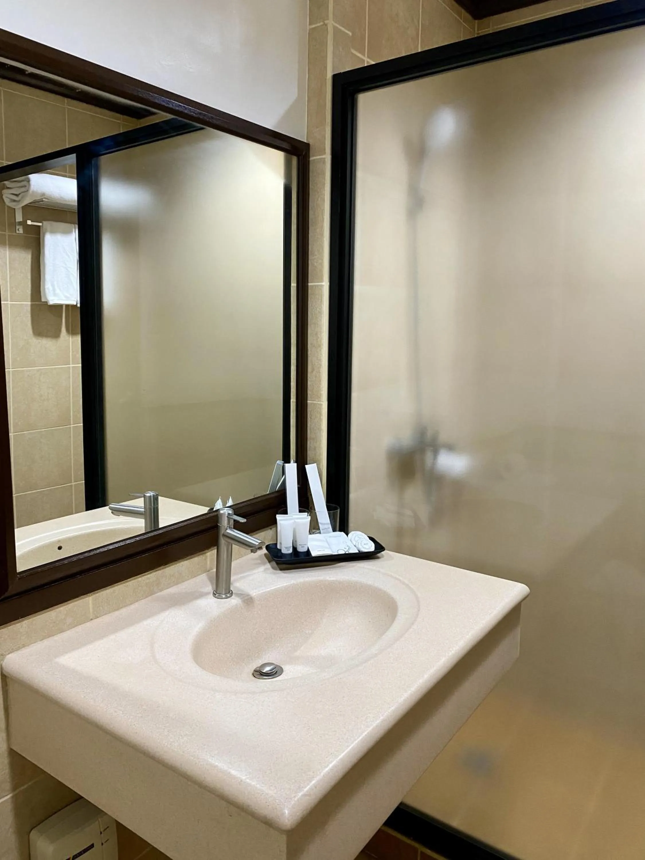 Shower in Plaza Del Norte Hotel and Convention Center