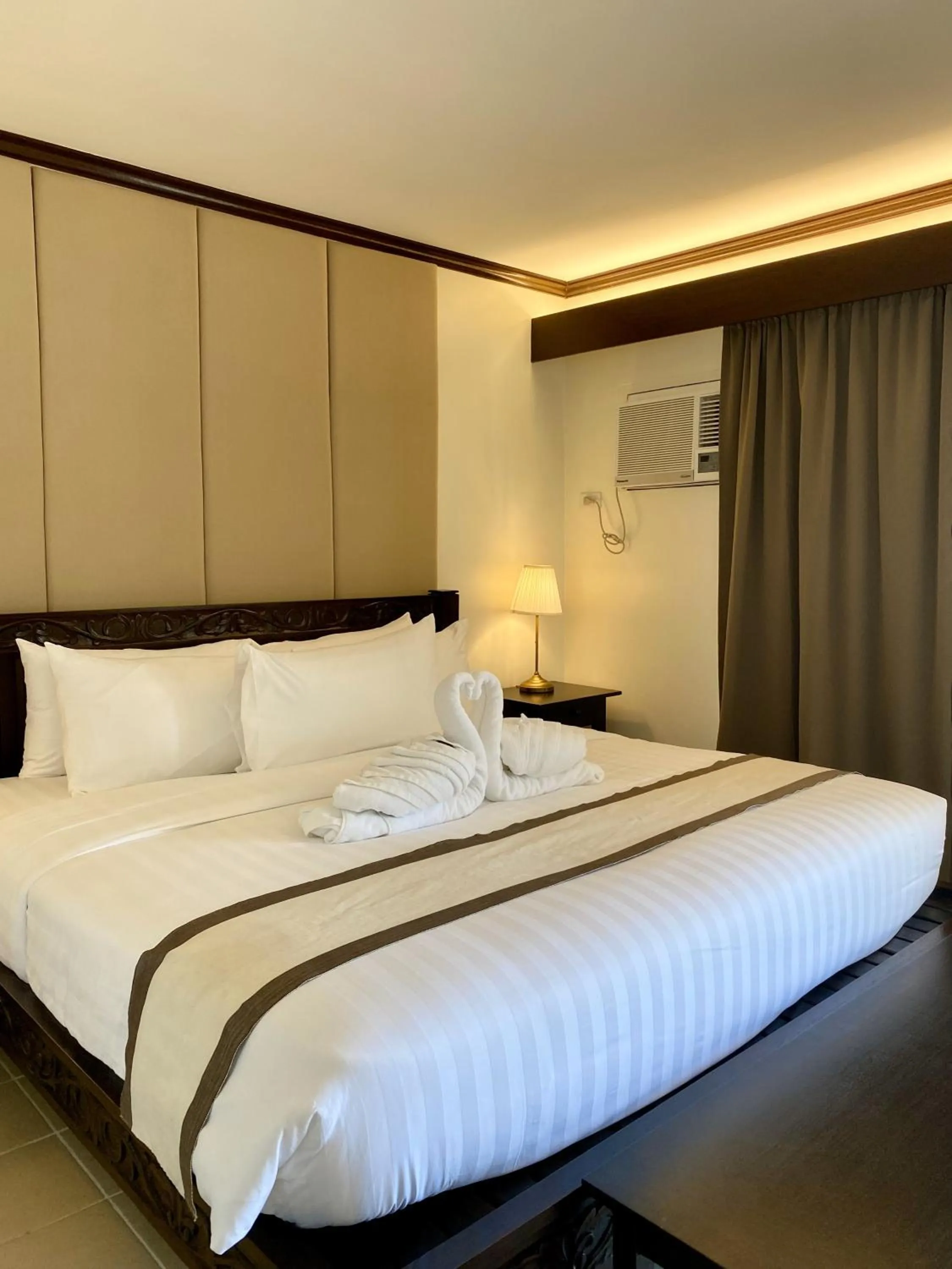 Bed in Plaza Del Norte Hotel and Convention Center