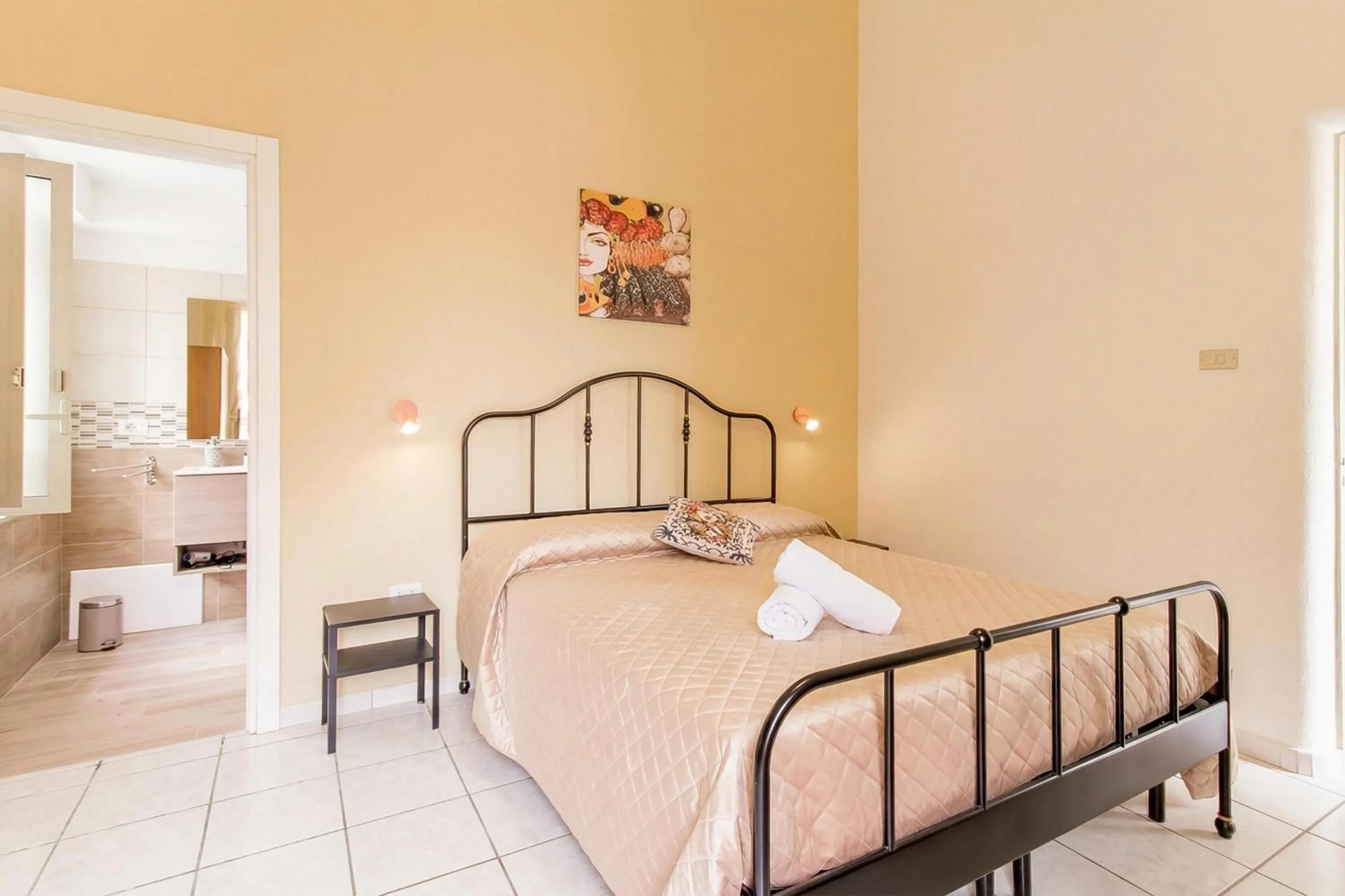 Bedroom, Bed in Sicula home in the city center - Happy Rentals