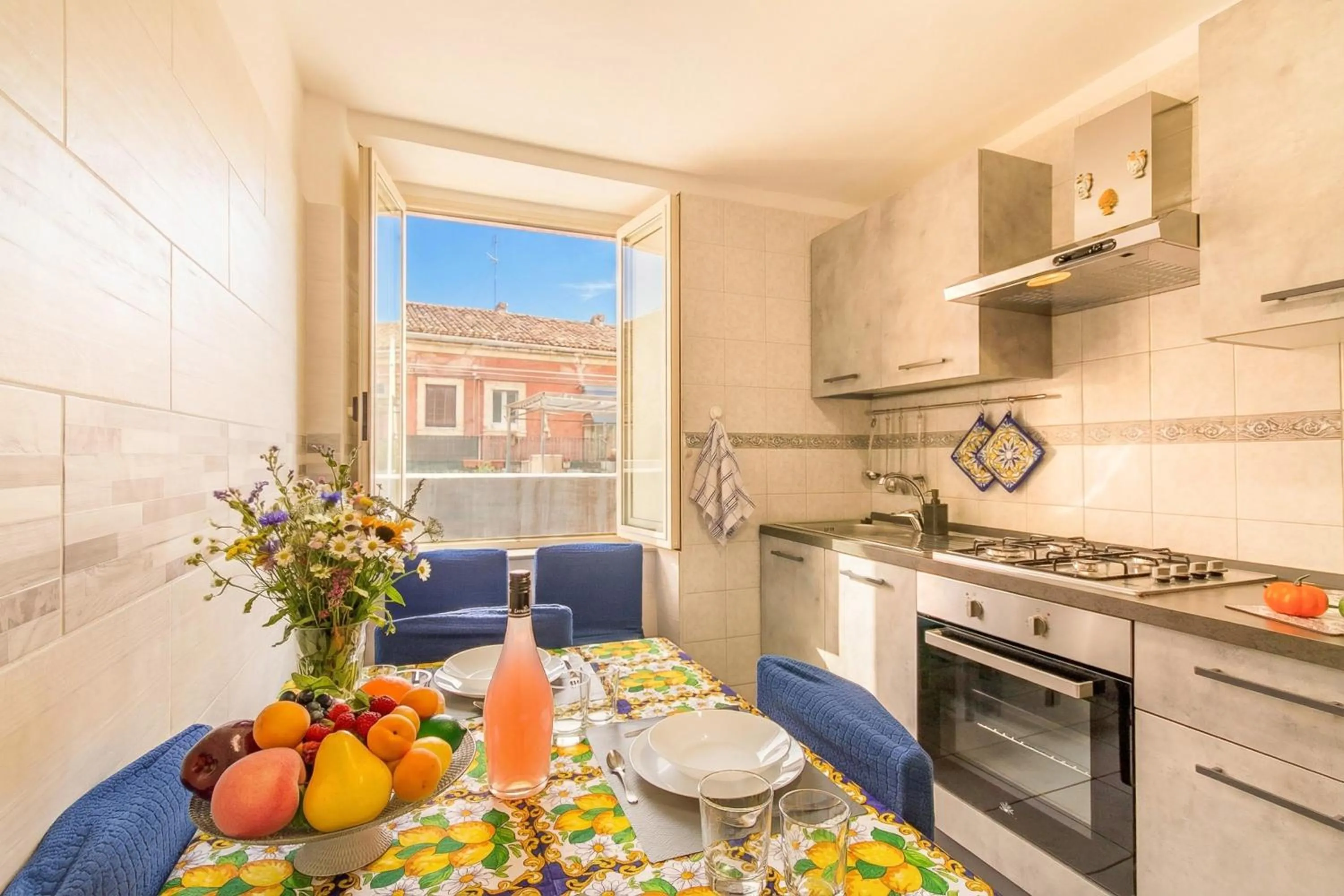 Dining area in Sicula home in the city center - Happy Rentals