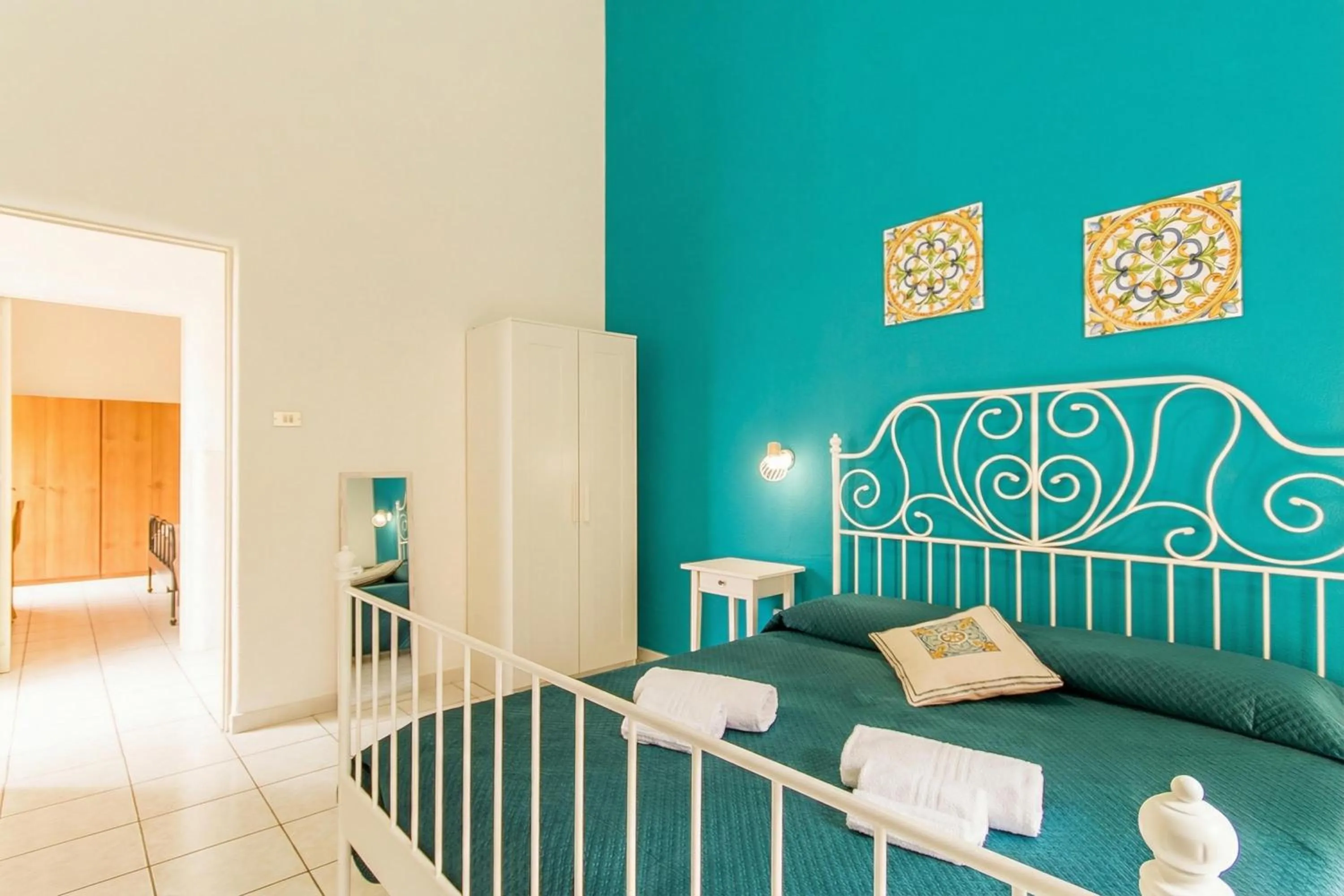 Bedroom, Bed in Sicula home in the city center - Happy Rentals