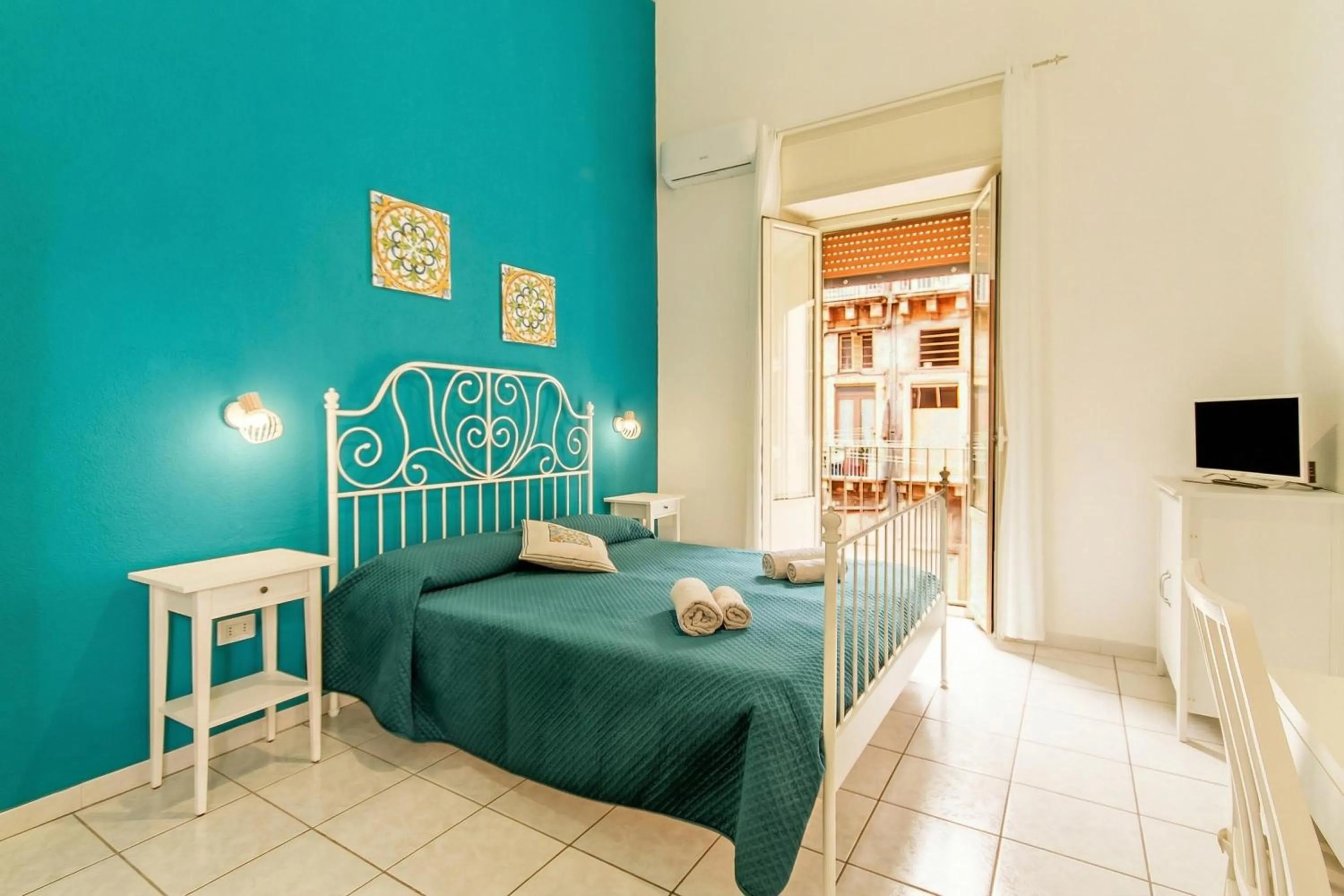 Bedroom, Bed in Sicula home in the city center - Happy Rentals