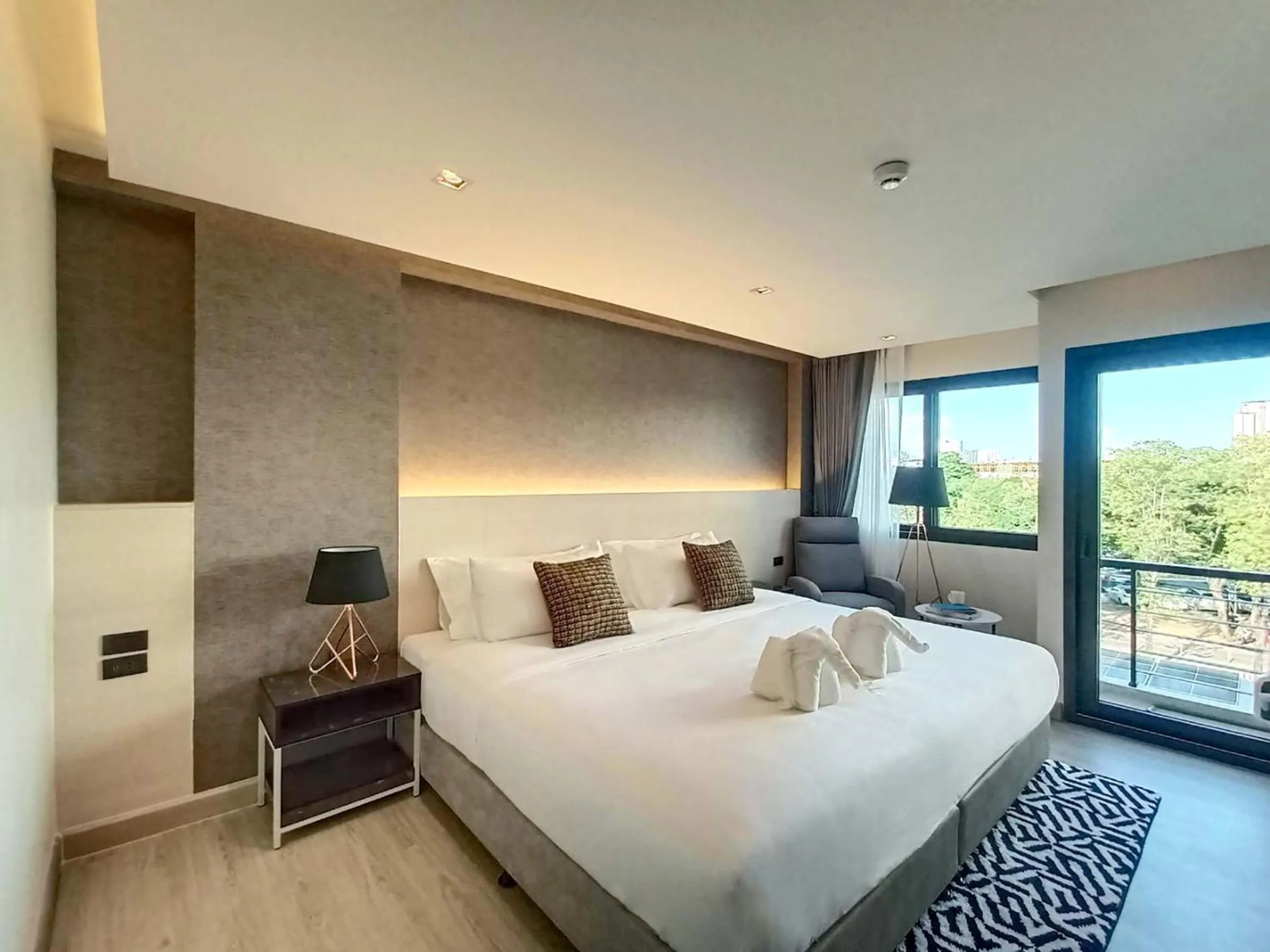 Balcony/Terrace, Bed in The 9 Residence Hotel