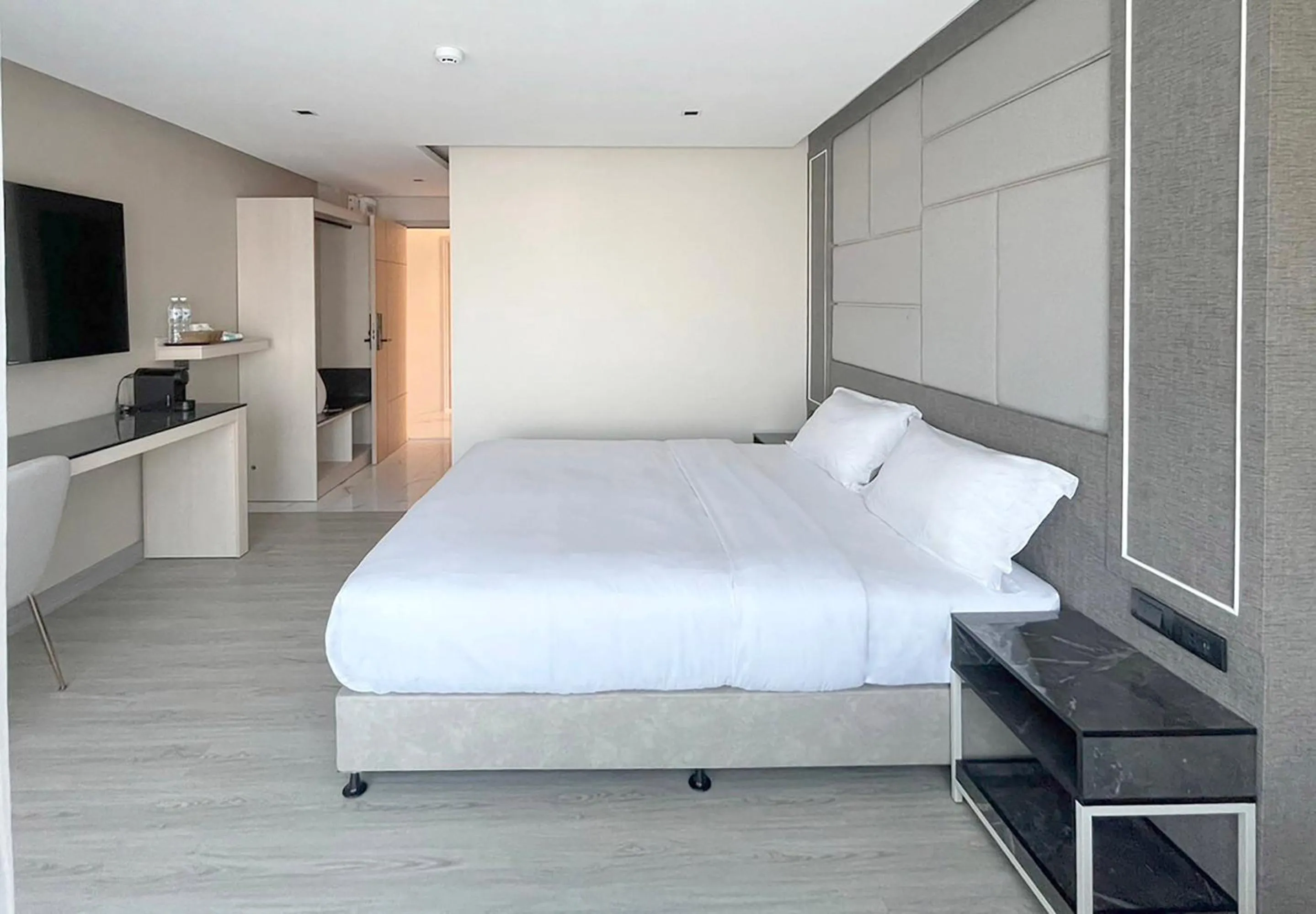 Shower, Bed in The 9 Residence Hotel