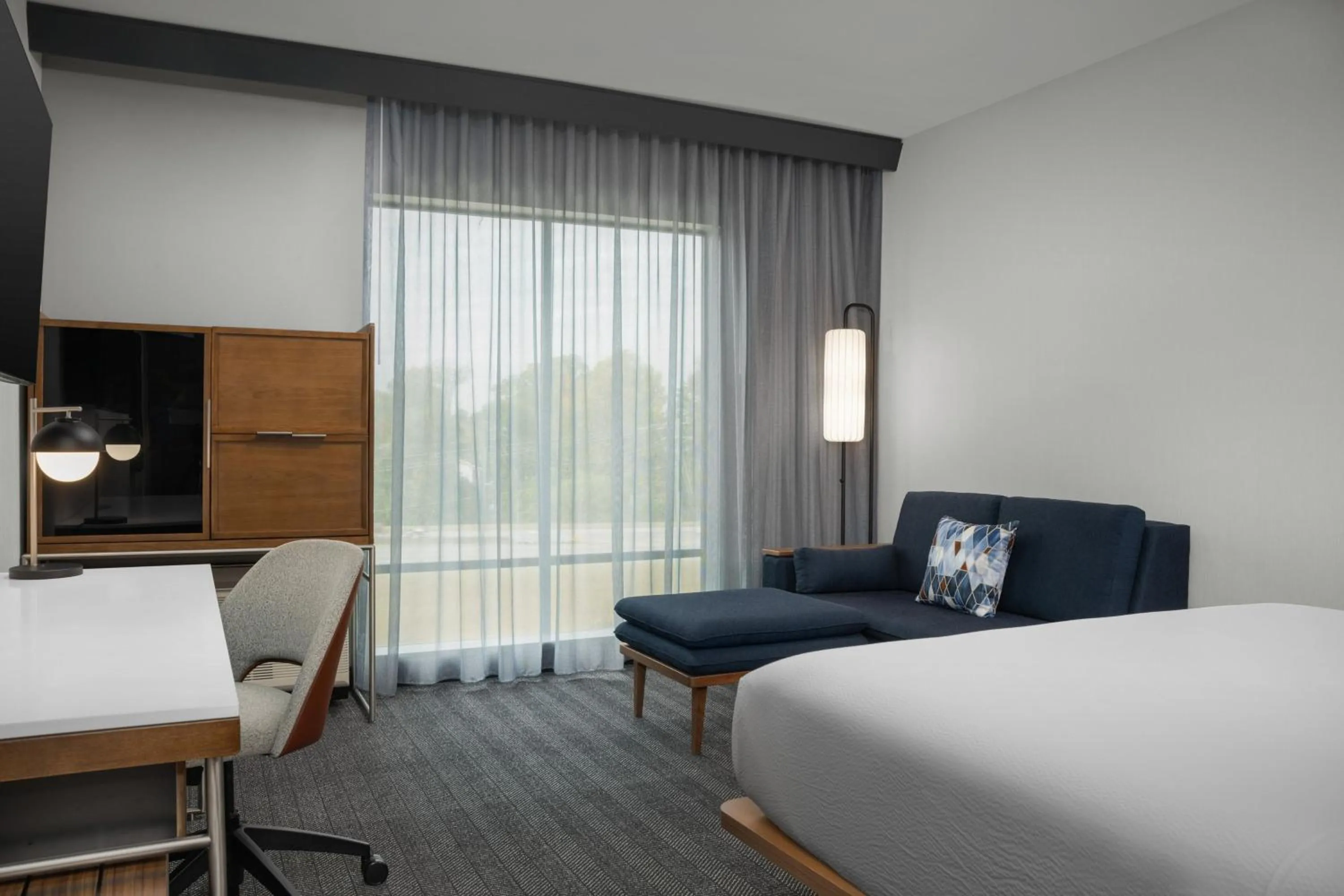 Photo of the whole room, Bed in Courtyard by Marriott Northport