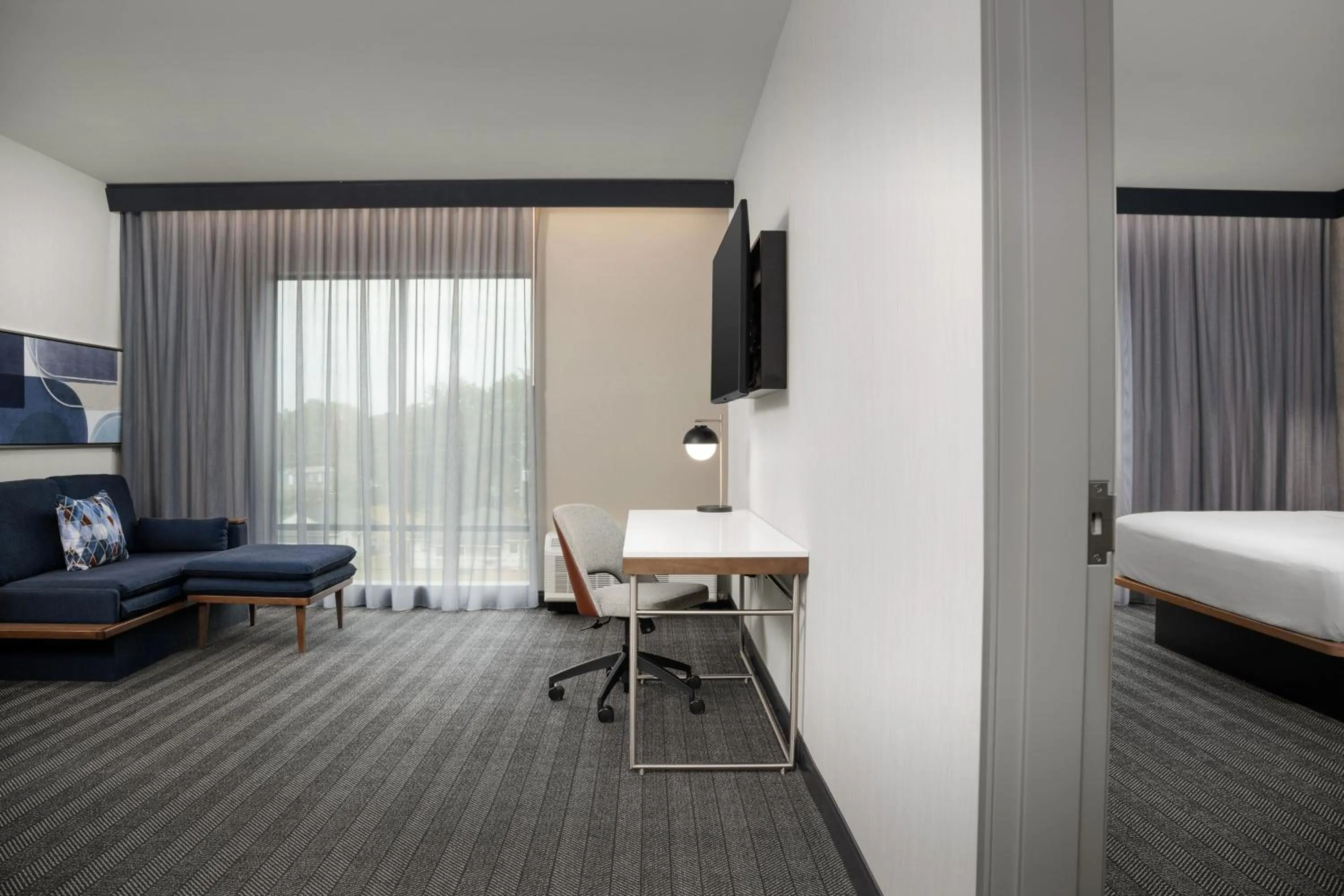 Living room, Bed in Courtyard by Marriott Northport