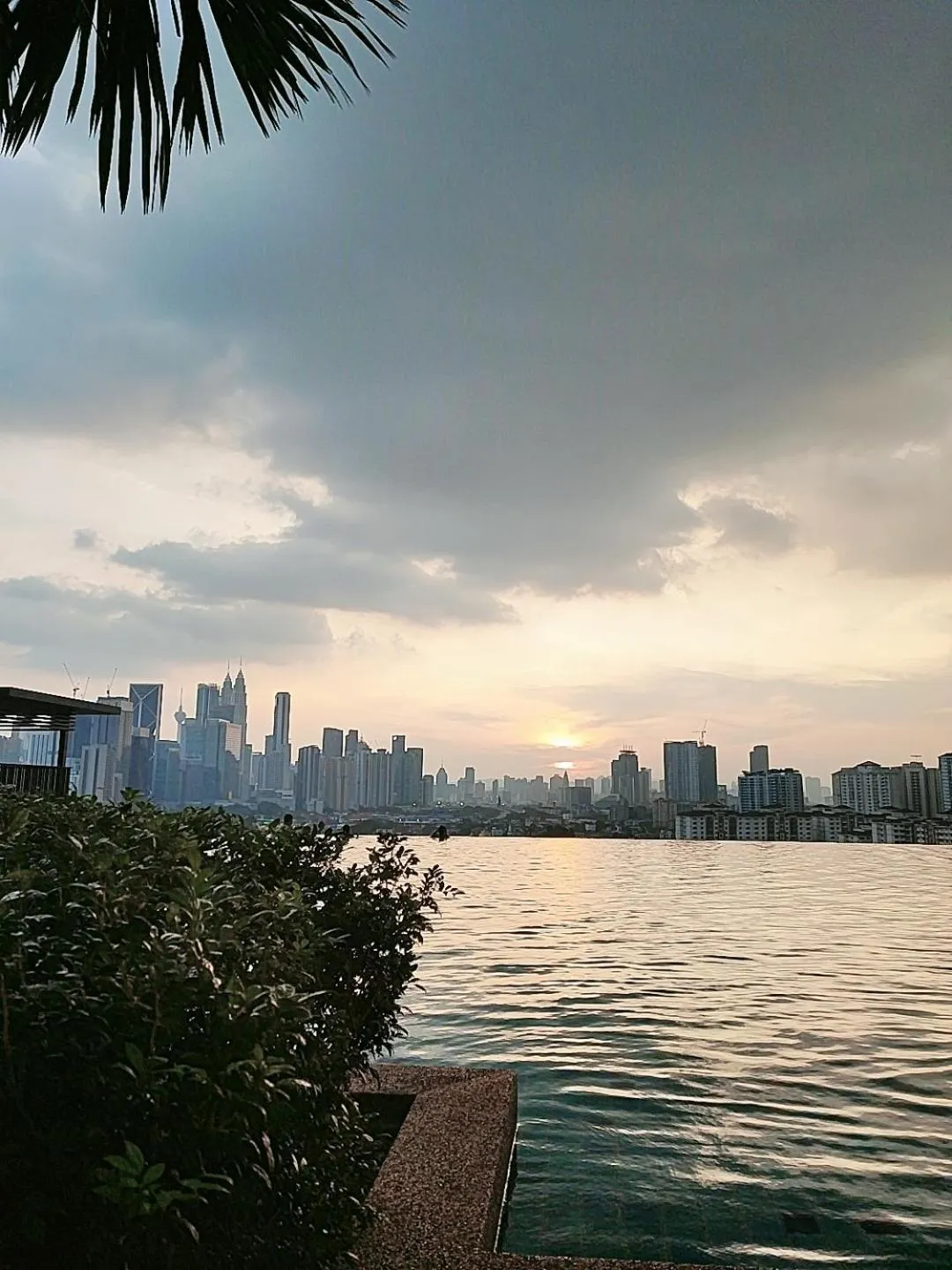 Day in Stylish KL Suite, KLCC View, Next to LRT, Datum Jelatek By Atlantis Management