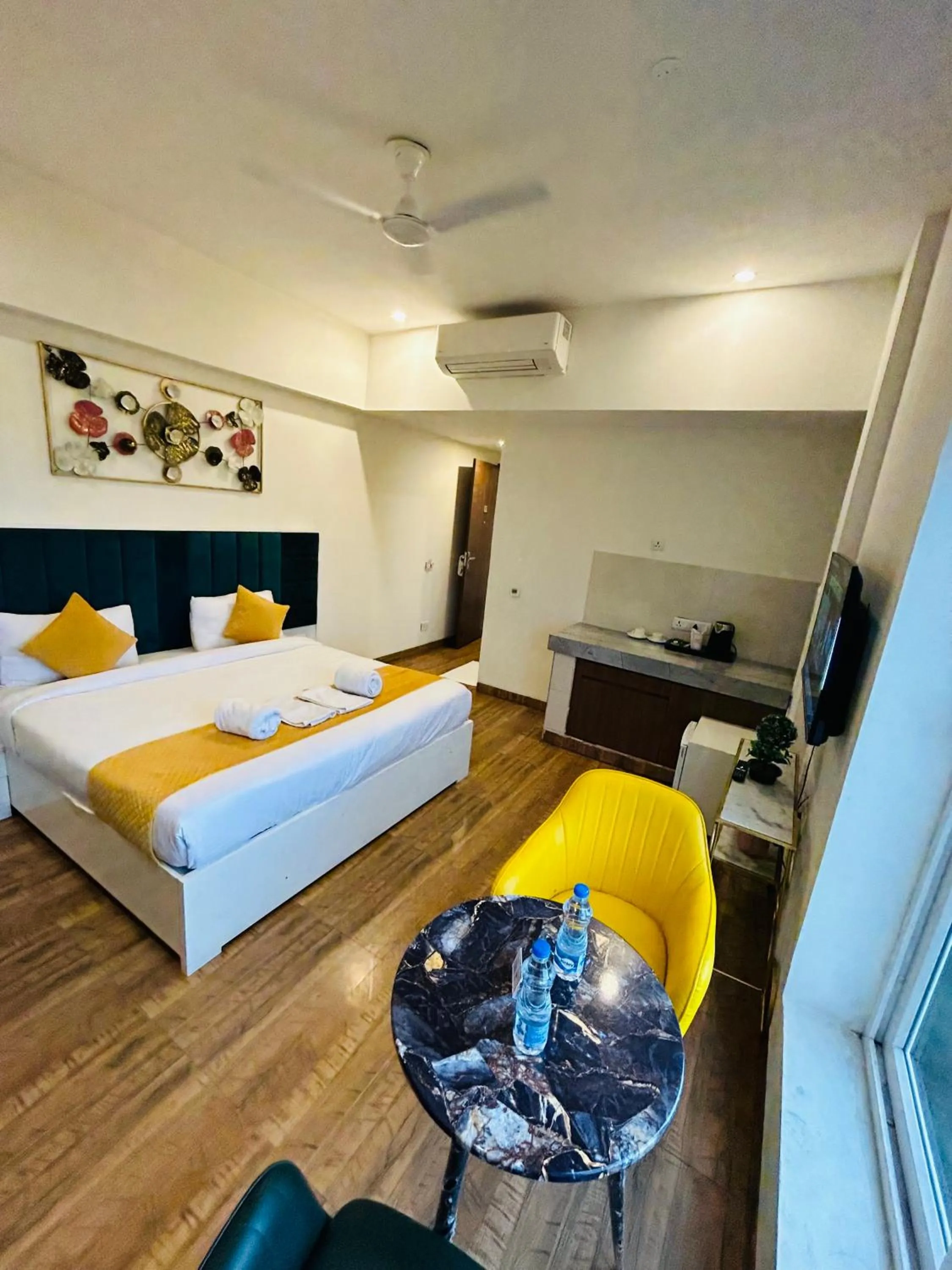 Photo of the whole room, Bed in Amahi Inn I Signature Towers