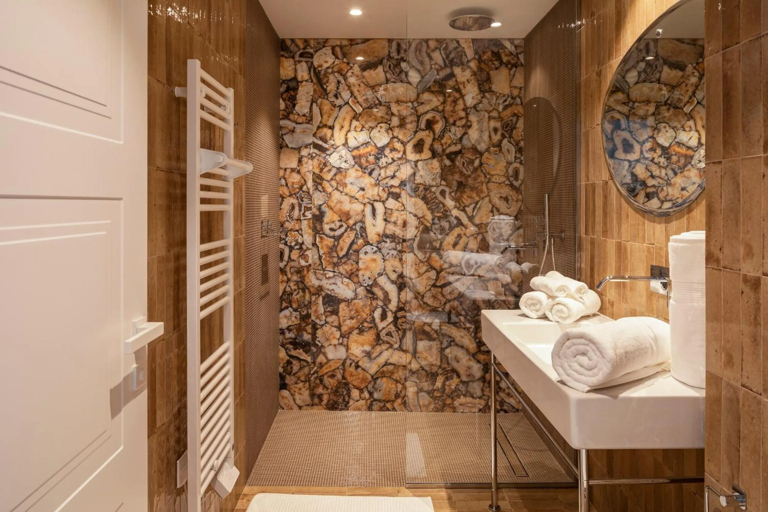 Bathroom, Bed in Maison Carla Rosa Cannes