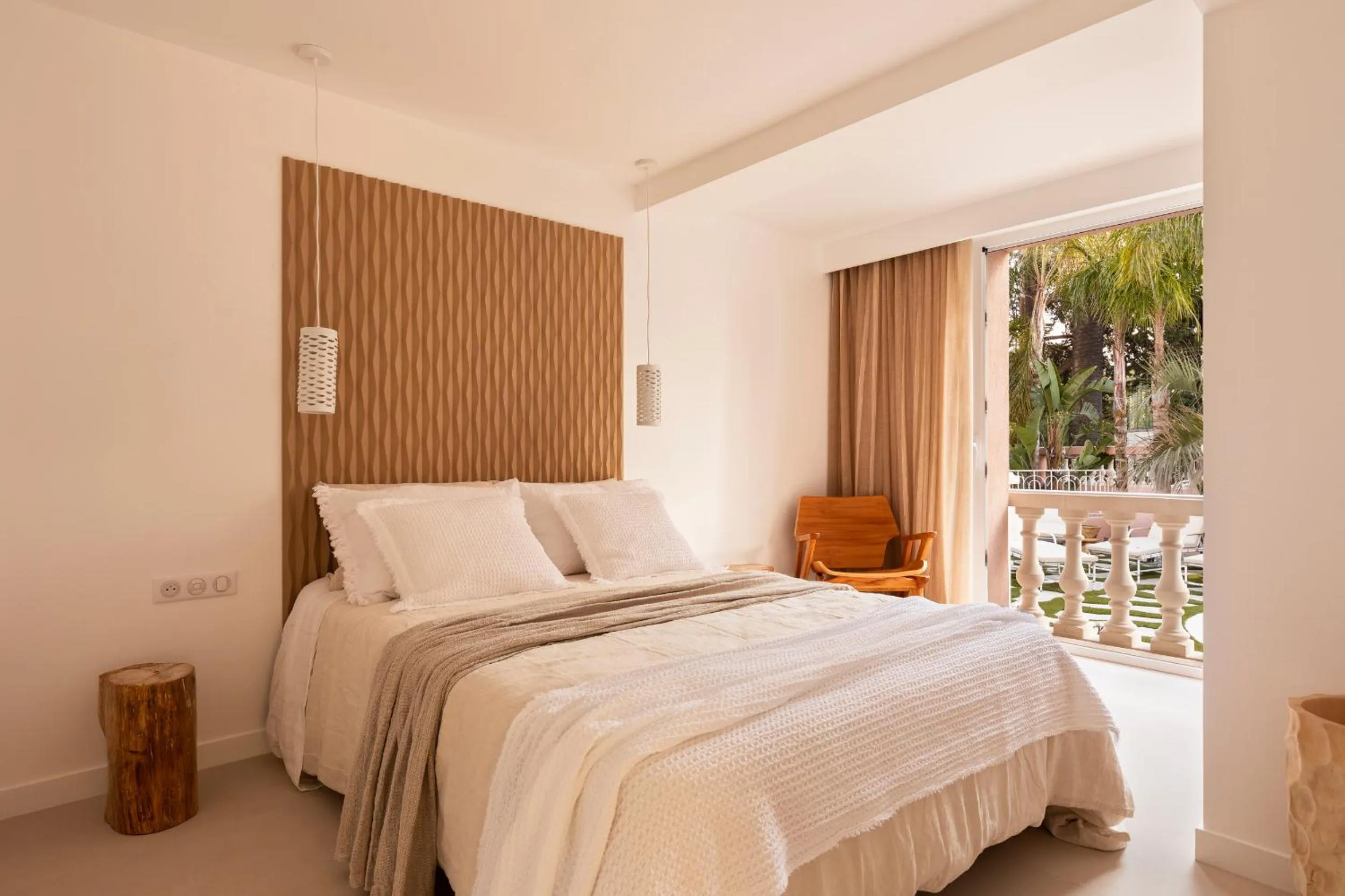 Bedroom, Bed in Maison Carla Rosa Cannes