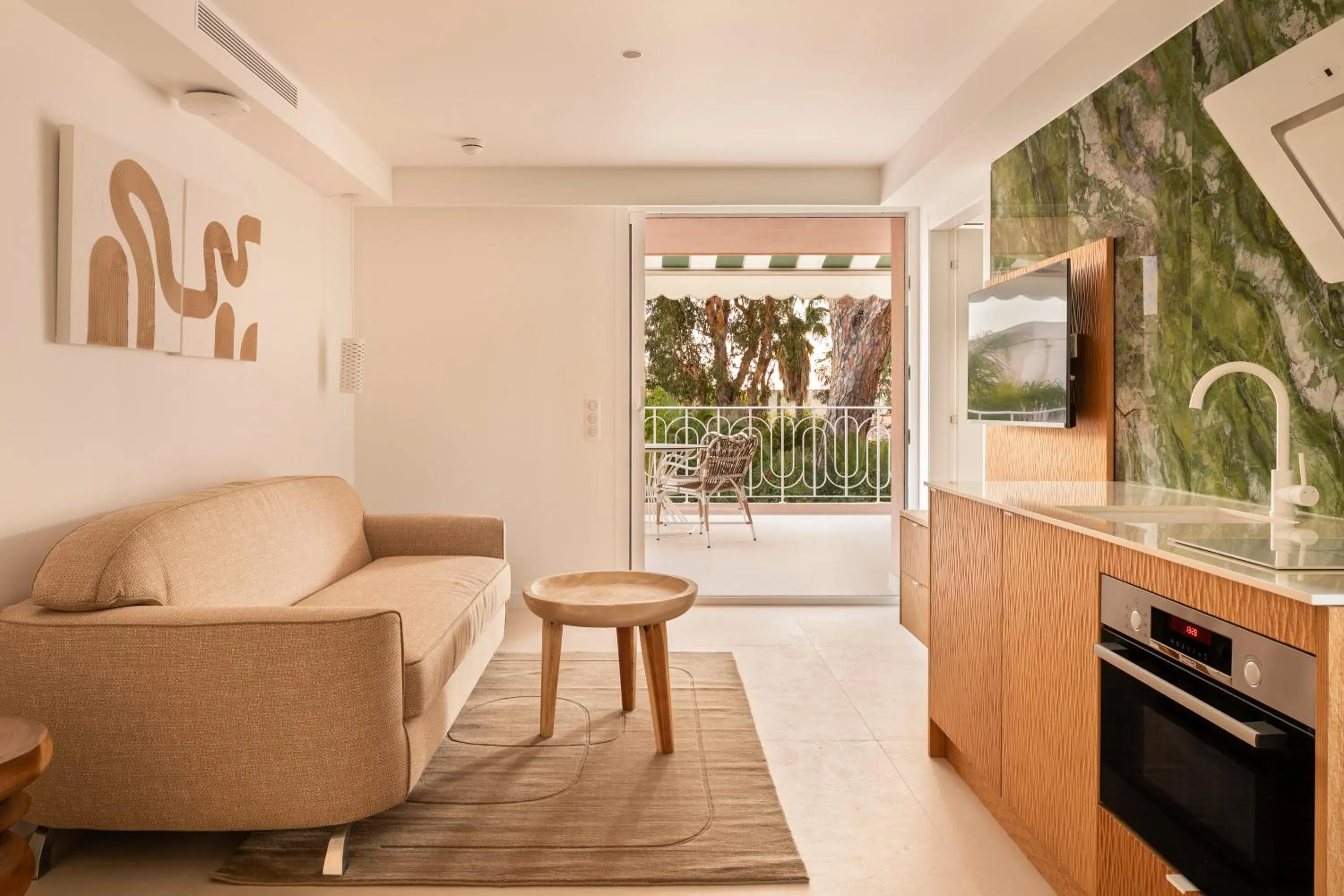 Communal lounge/ TV room in Maison Carla Rosa Cannes