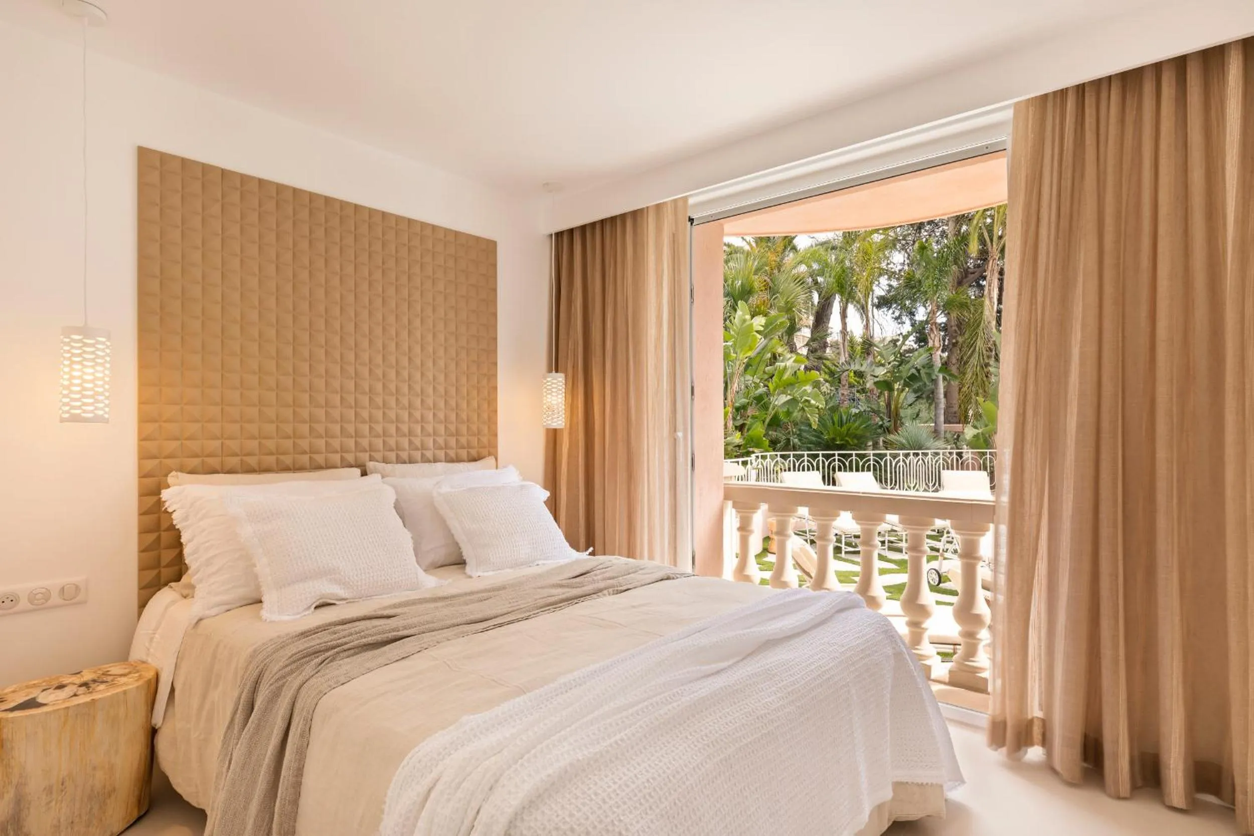 Bedroom, Bed in Maison Carla Rosa Cannes