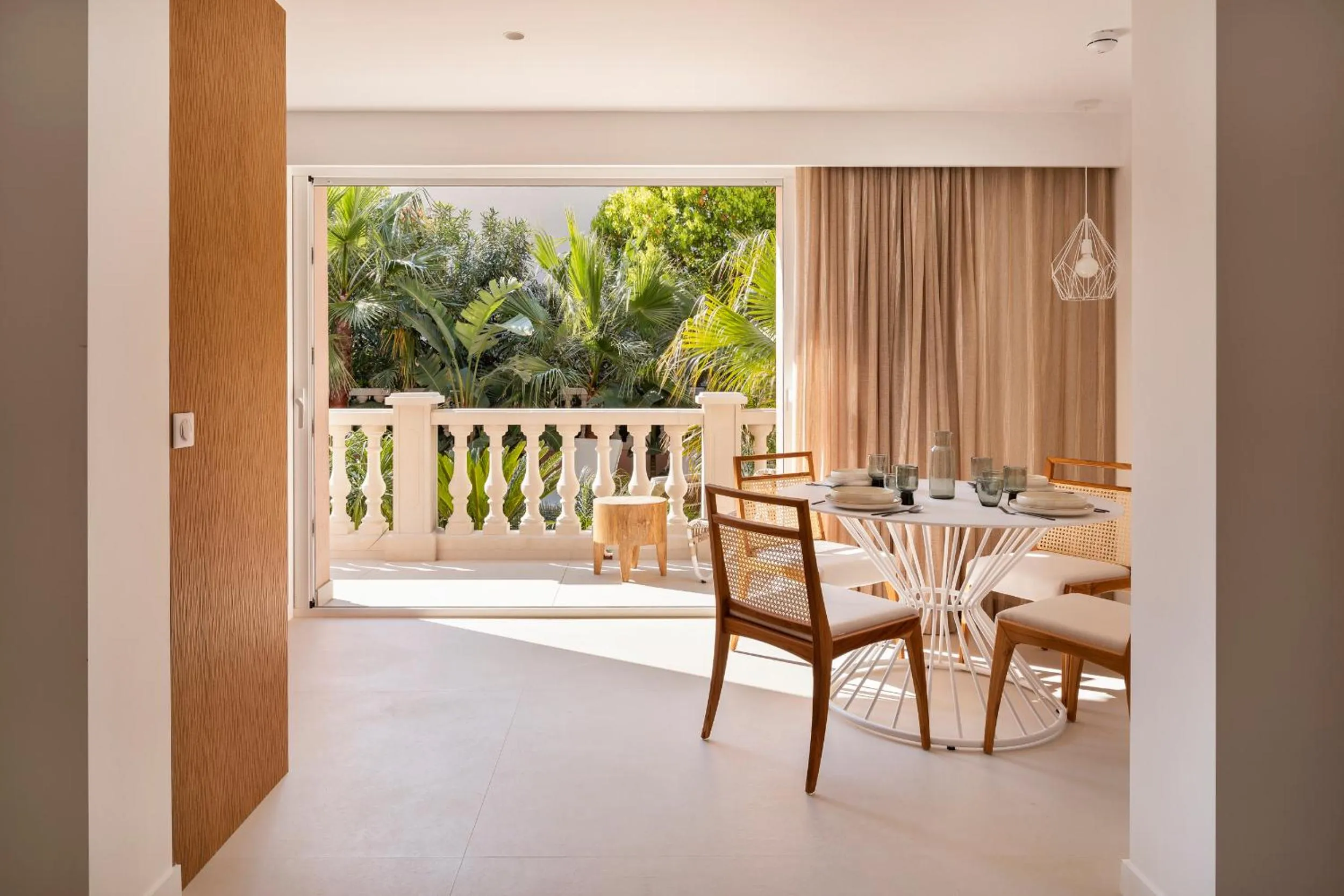 Dining area in Maison Carla Rosa Cannes