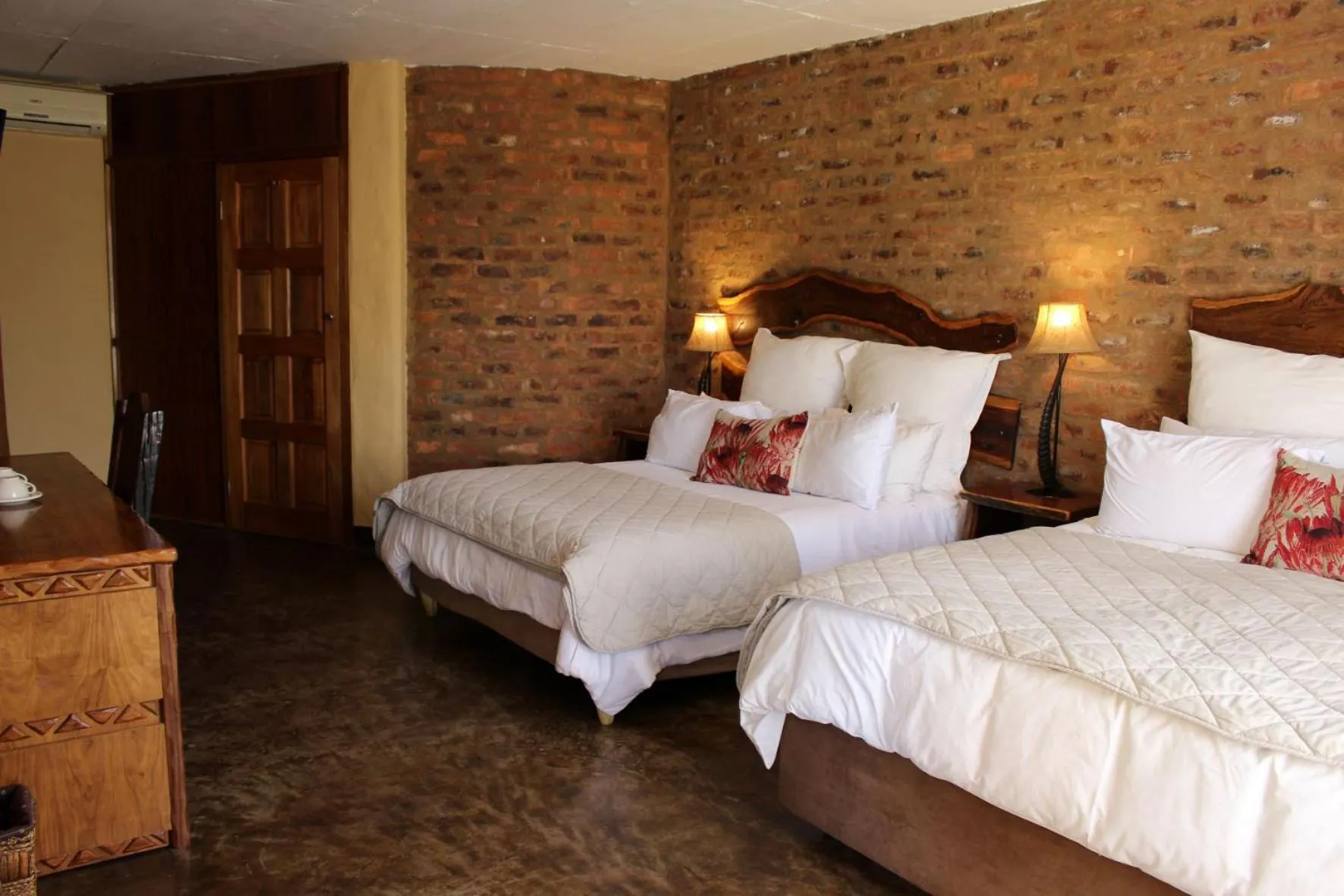 Bedroom, Bed in Ndlovu Lodge