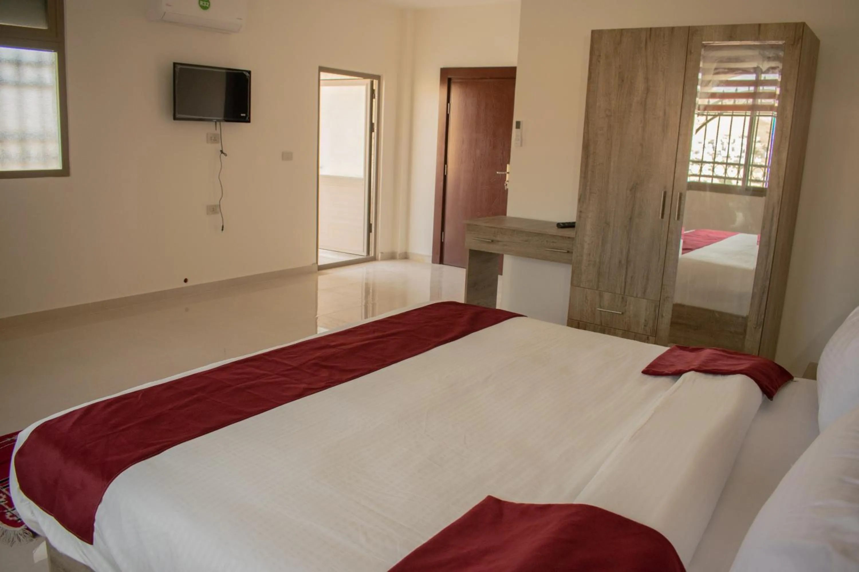 Communal lounge/ TV room, Bed in Twilight Hotel Petra