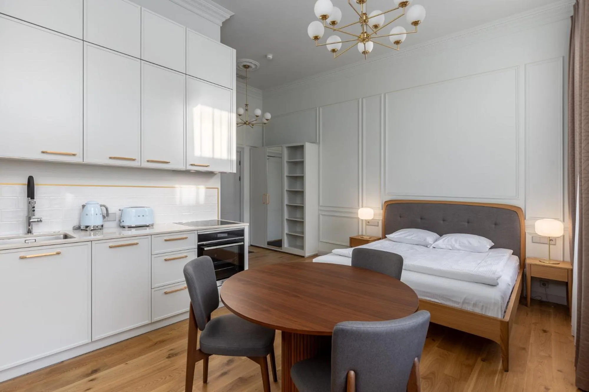 Bed in Roze Center Apartments