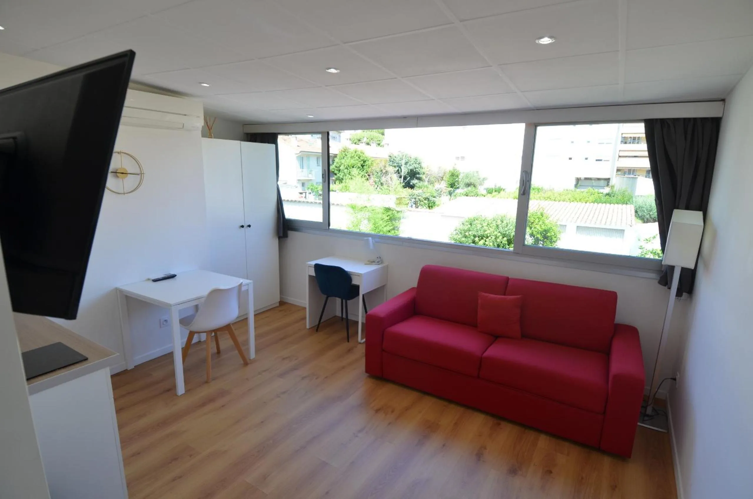 STUDIO CASSIN - next to tramway line 2 near airport
