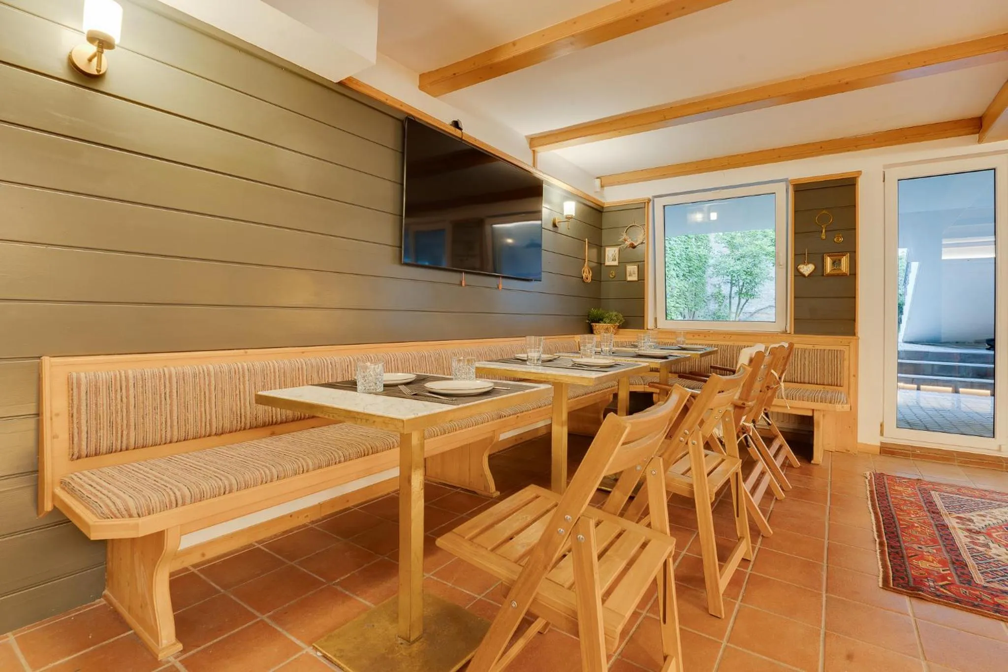 Communal lounge/ TV room in Atik Hotel Vienna